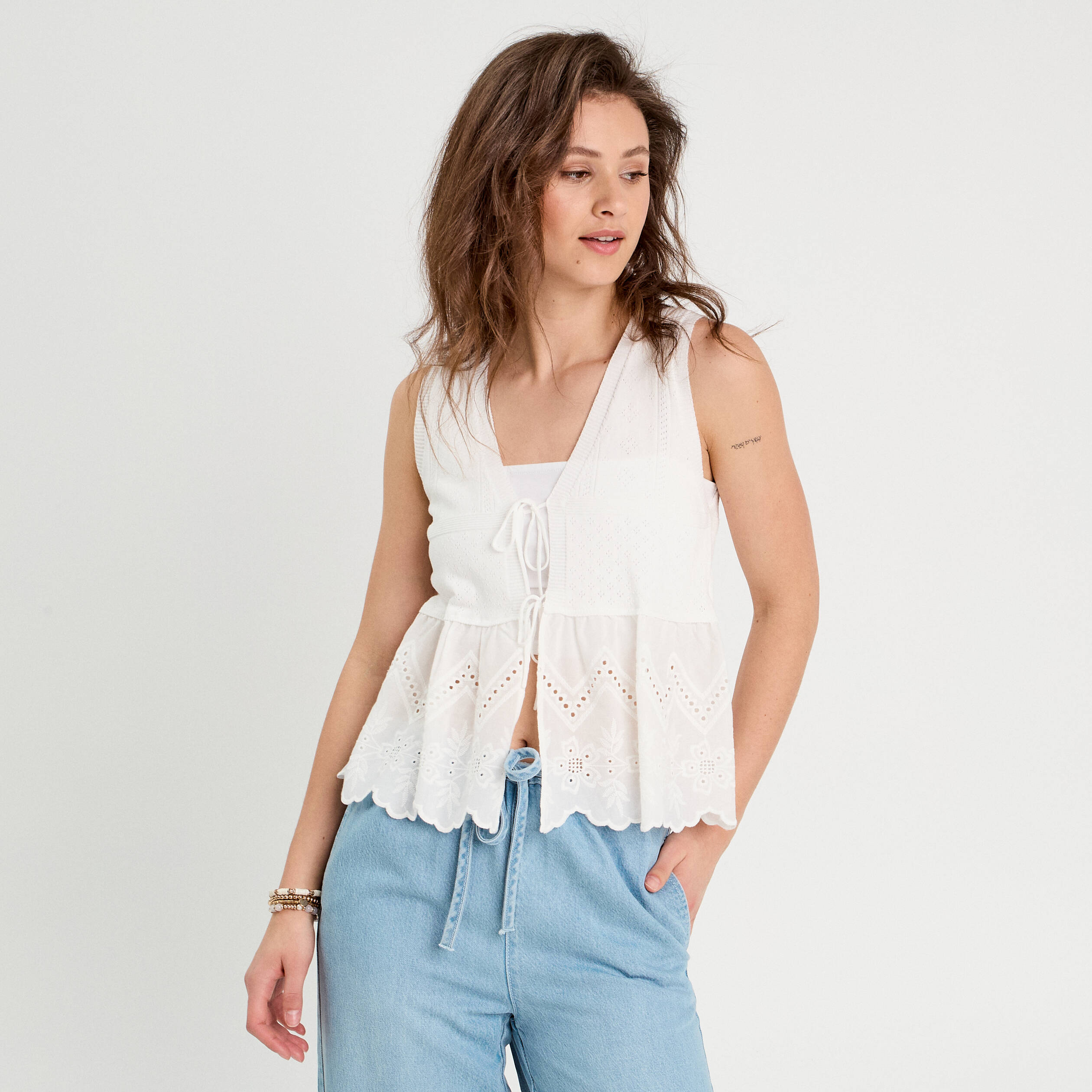 Gilet avec broderie anglaise blanc femme