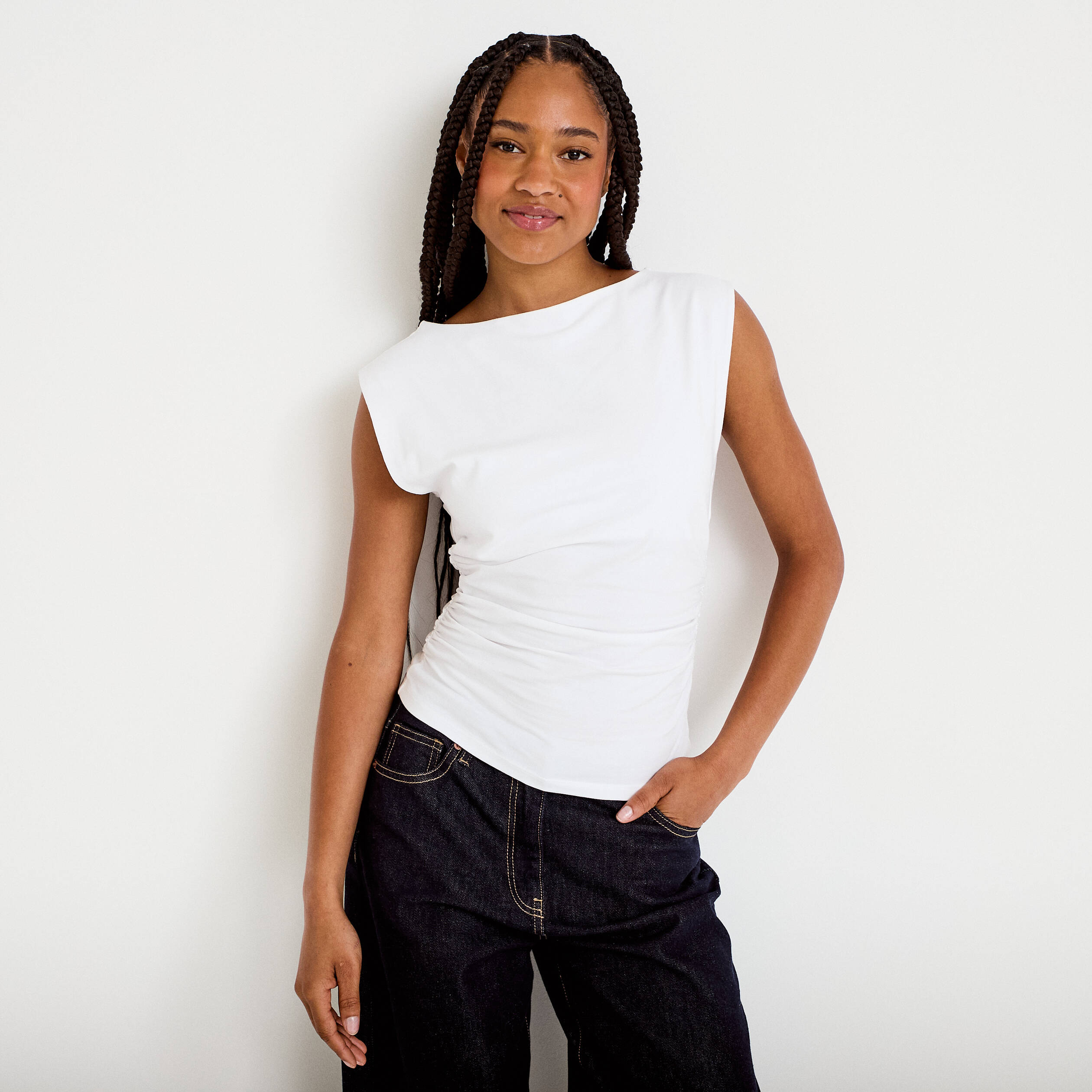T-shirt ajust&eacute; col bateau sans manches blanc femme