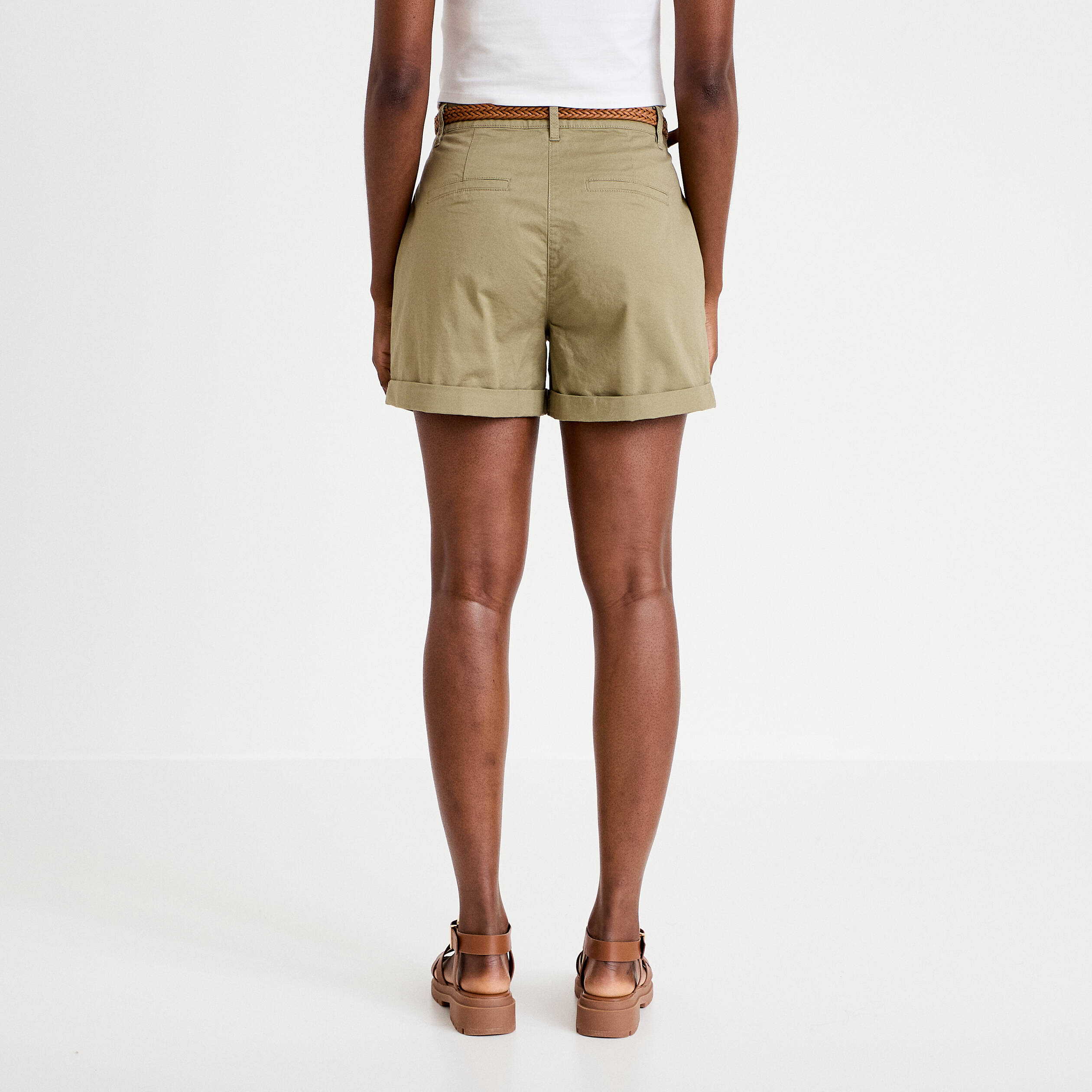 Short chino ceintur&eacute; vert femme