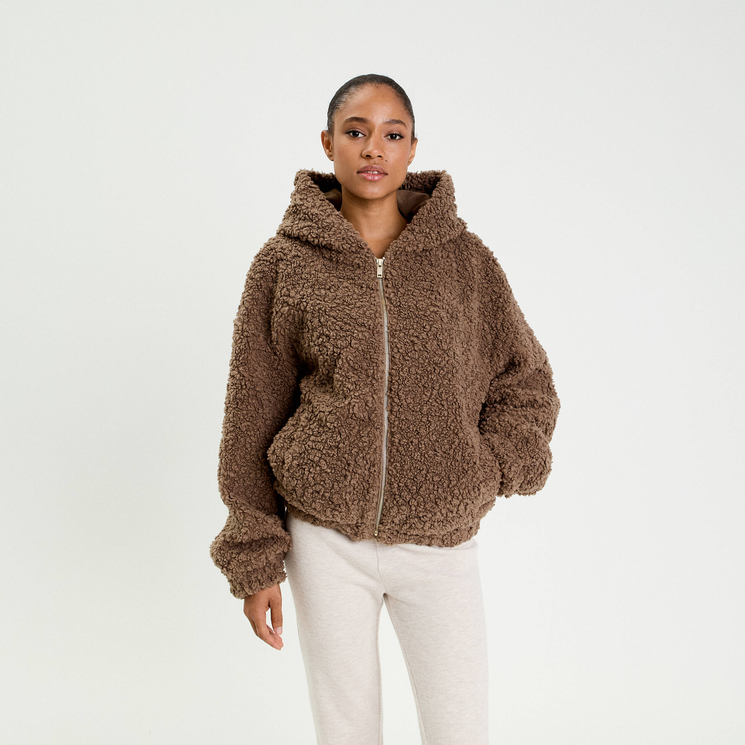 Veste bas resserr&eacute; &agrave; capuche marron femme