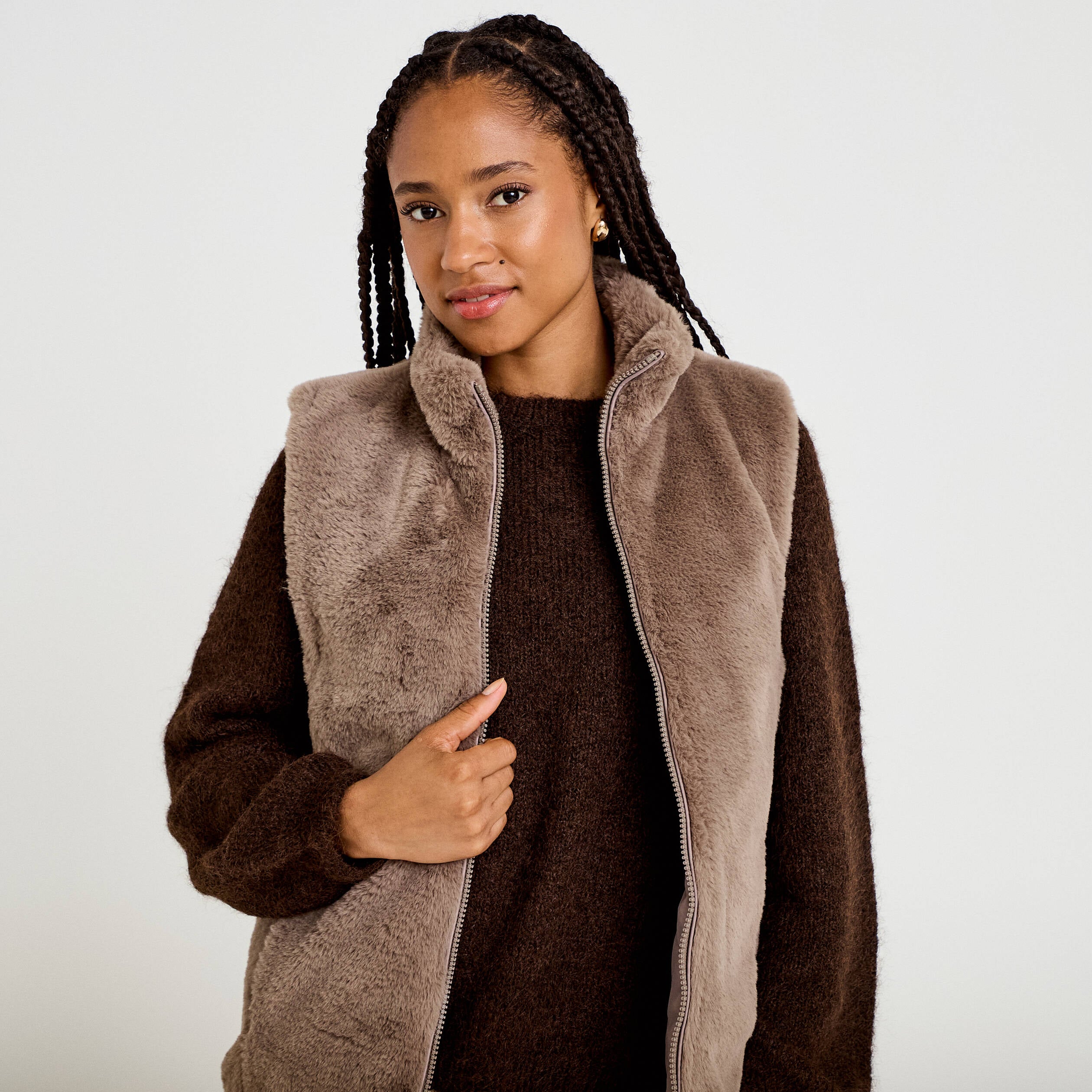 Veste courte ajust&eacute;e sans manches taupe femme