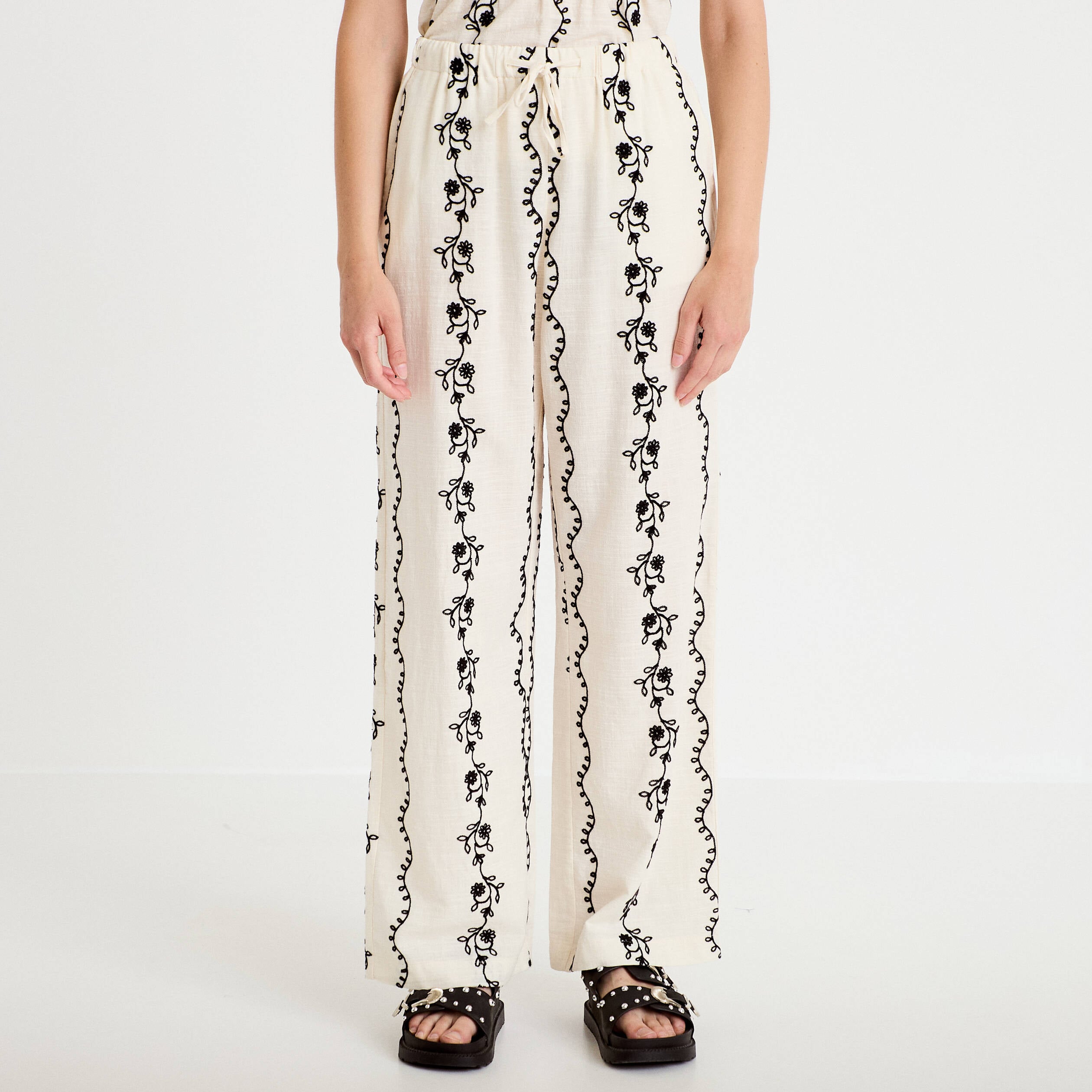 Pantalon large taille standard brod&eacute; blanc femme