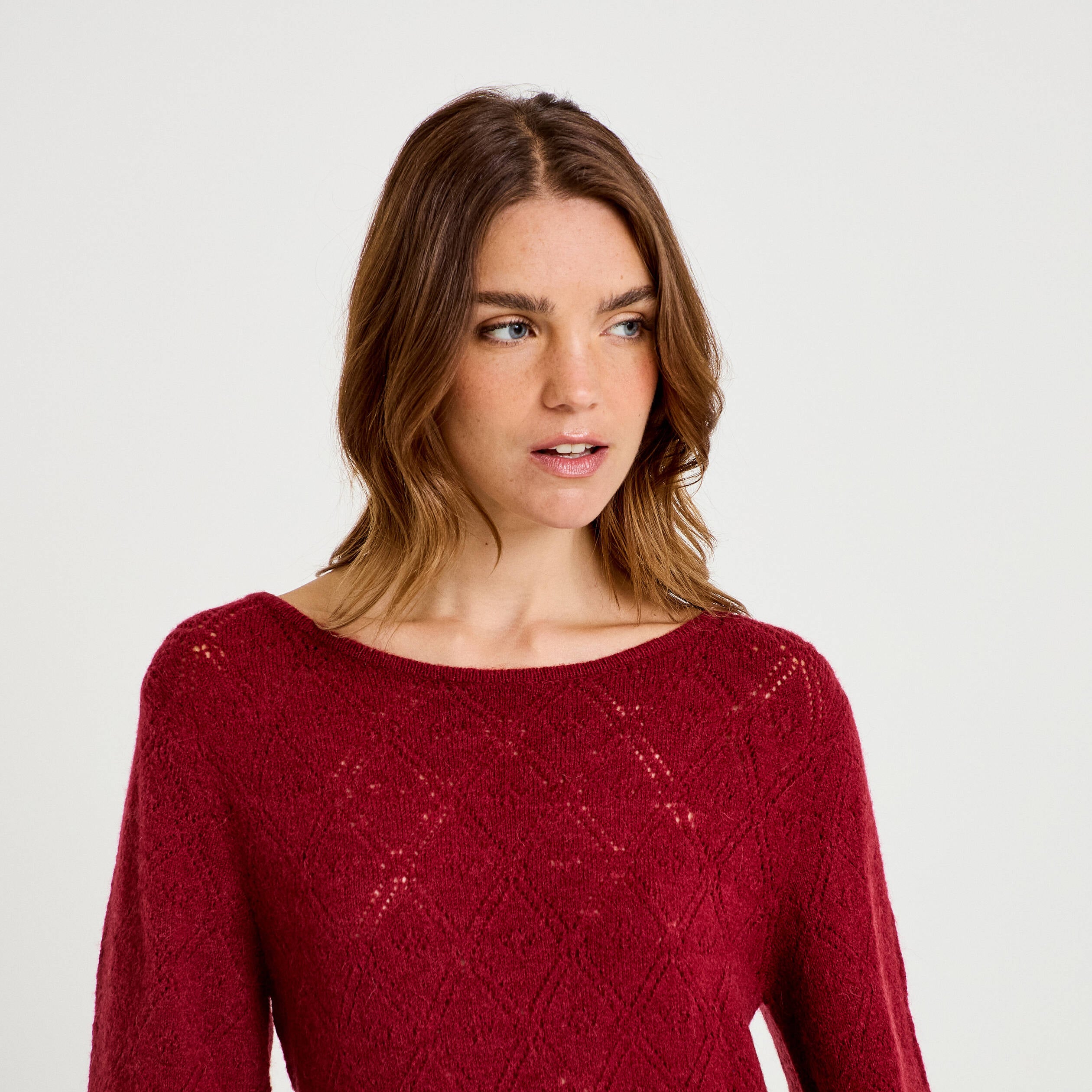 Pull ajour&eacute; col bateau manches longues rouge fonc&eacute; femme