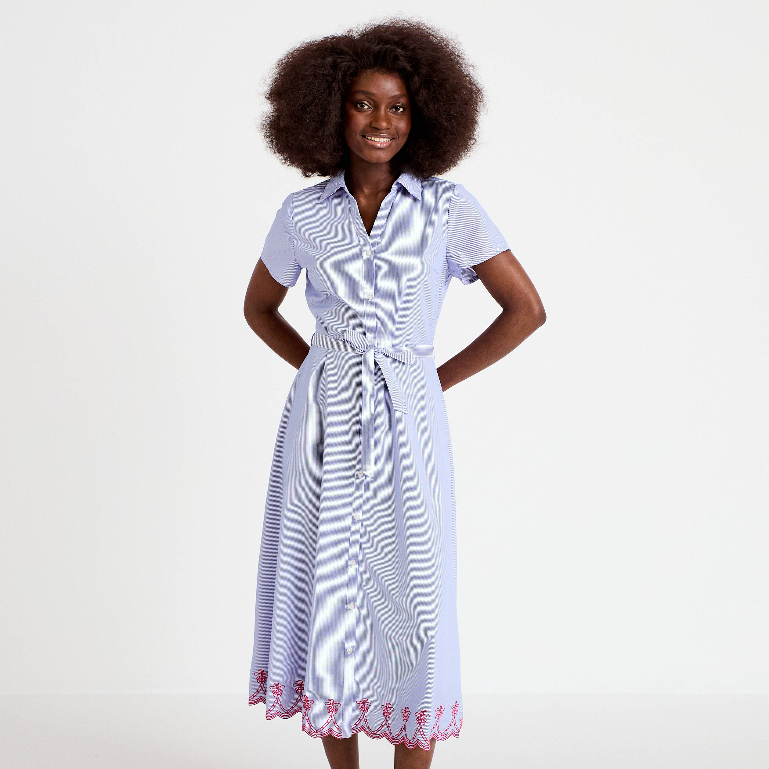 Robe longu&eacute; brod&eacute;e manches courtes bleu roi femme