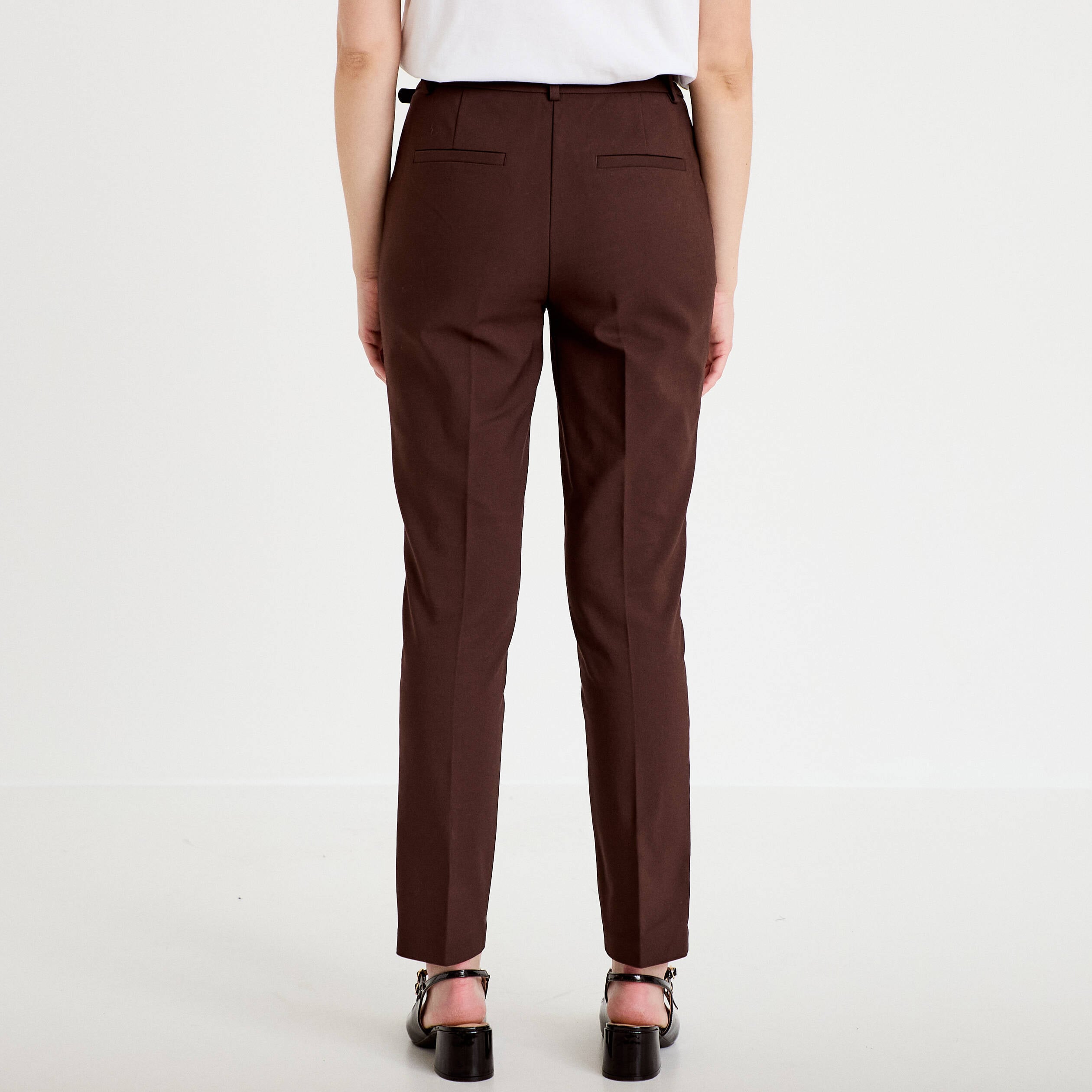 Pantalon cigarette ceintur&eacute; marron fonc&eacute; femme