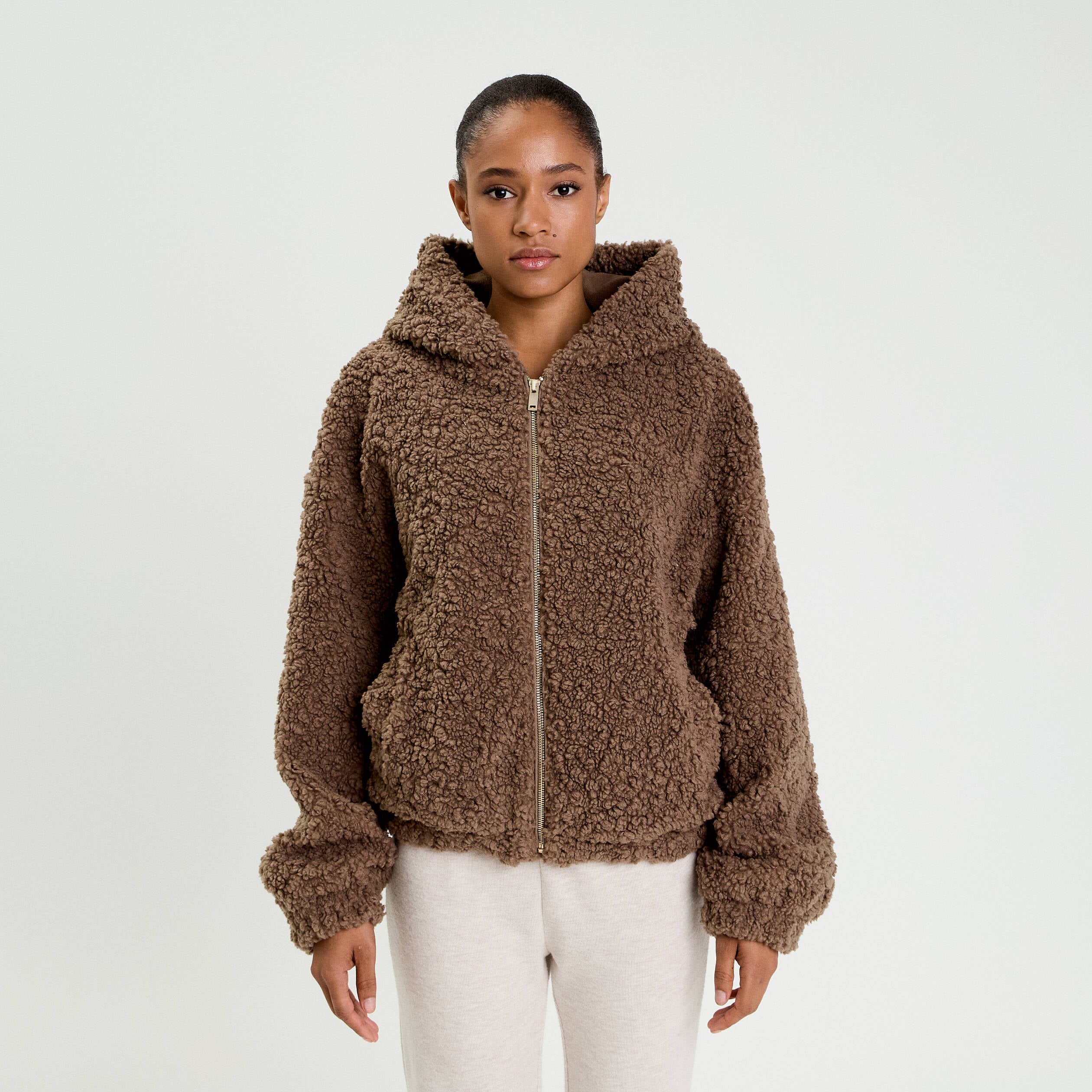 Veste bas resserr&eacute; &agrave; capuche marron femme