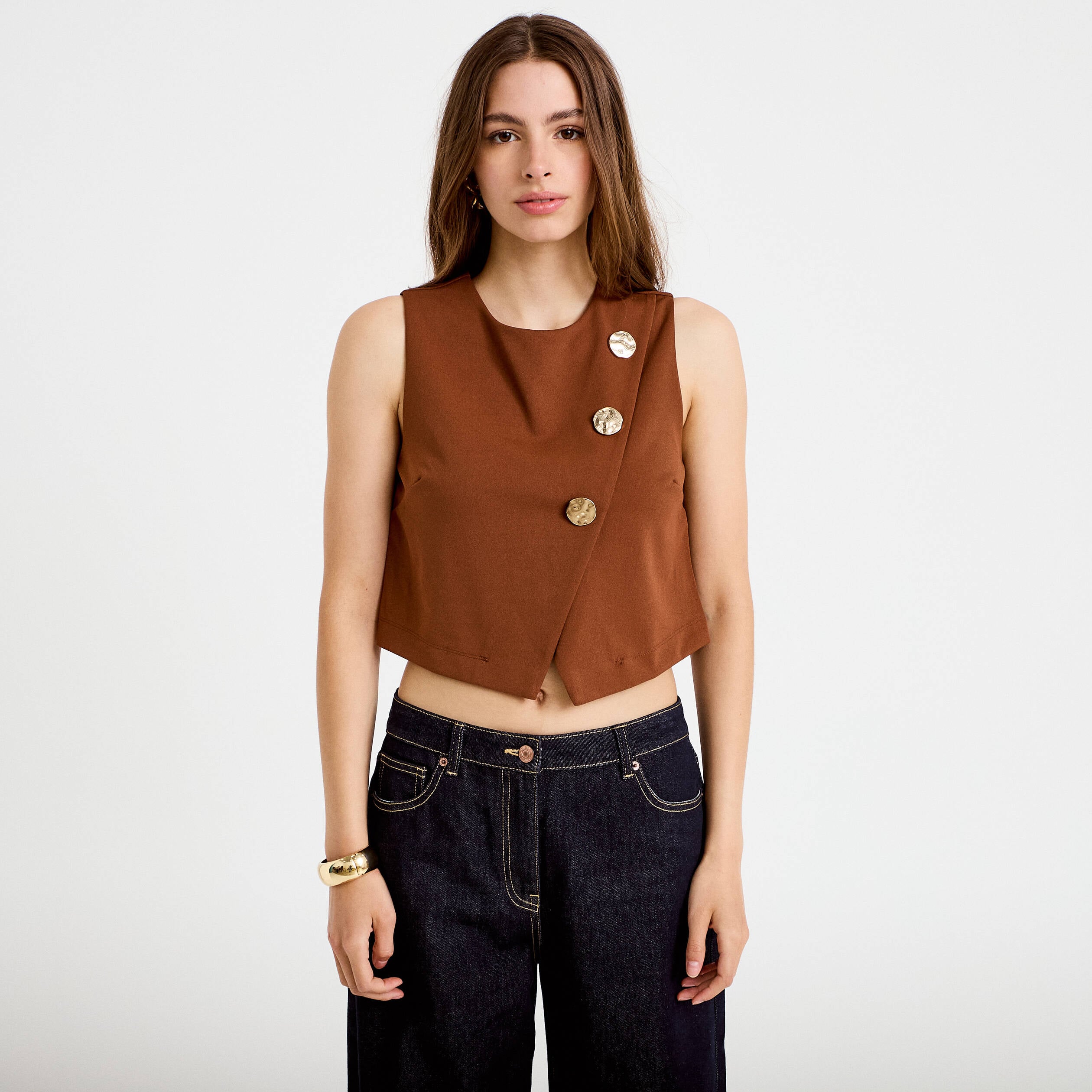 Top ajust&eacute; court sans manches col rond marron femme