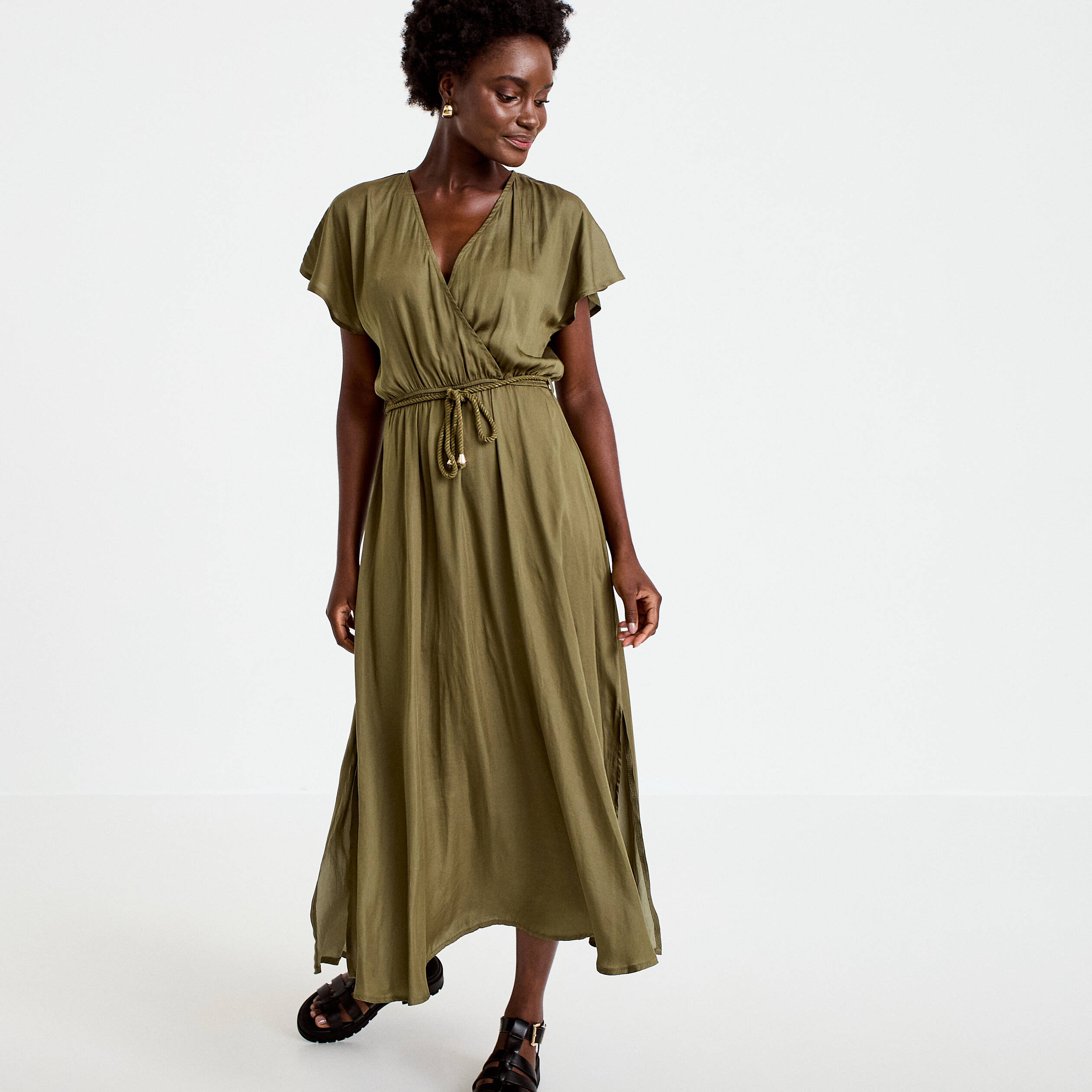 Robe longue &eacute;vas&eacute;e col v satin&eacute;e vert kaki femme