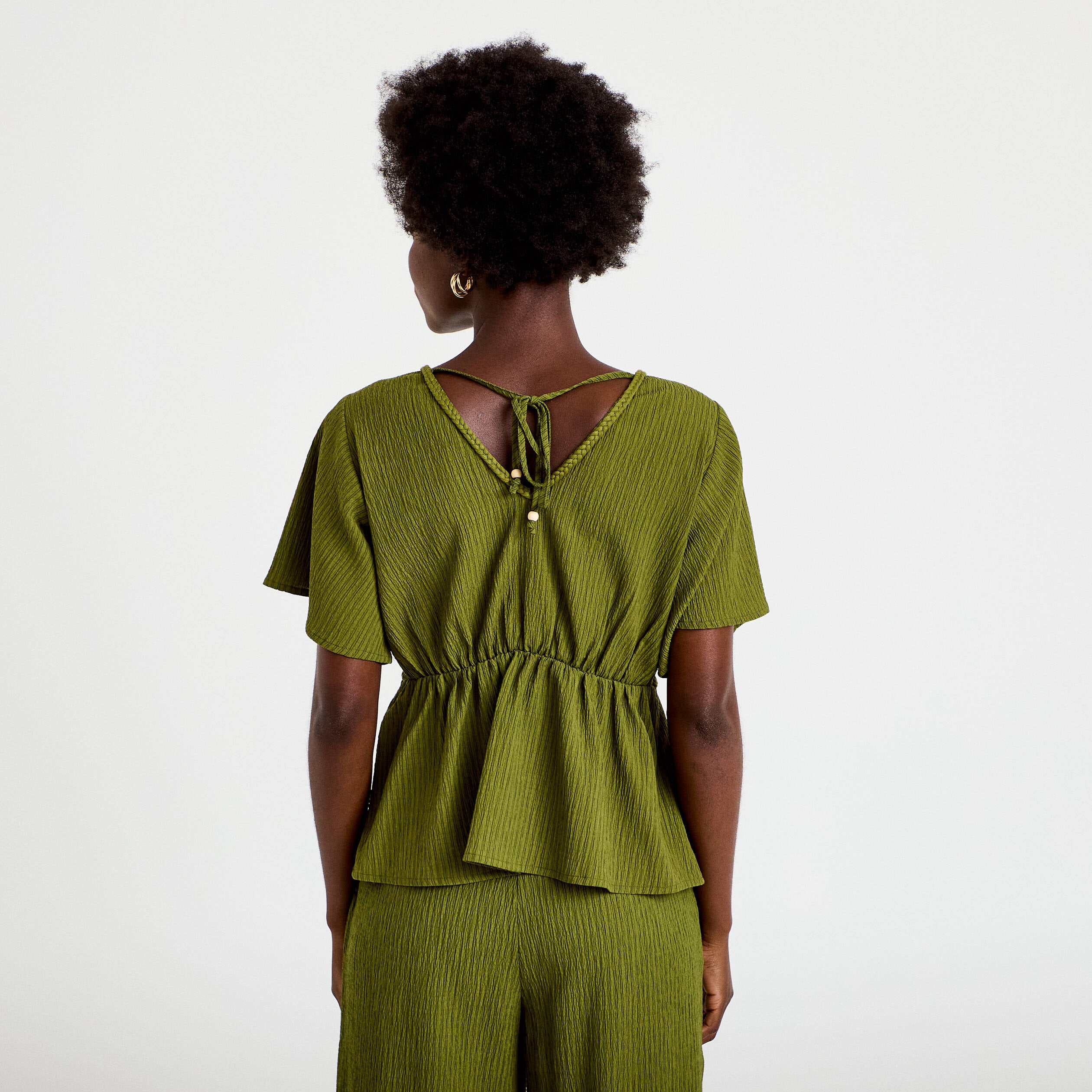 Blouse pliss&eacute;e col v manches courtes vert kaki femme