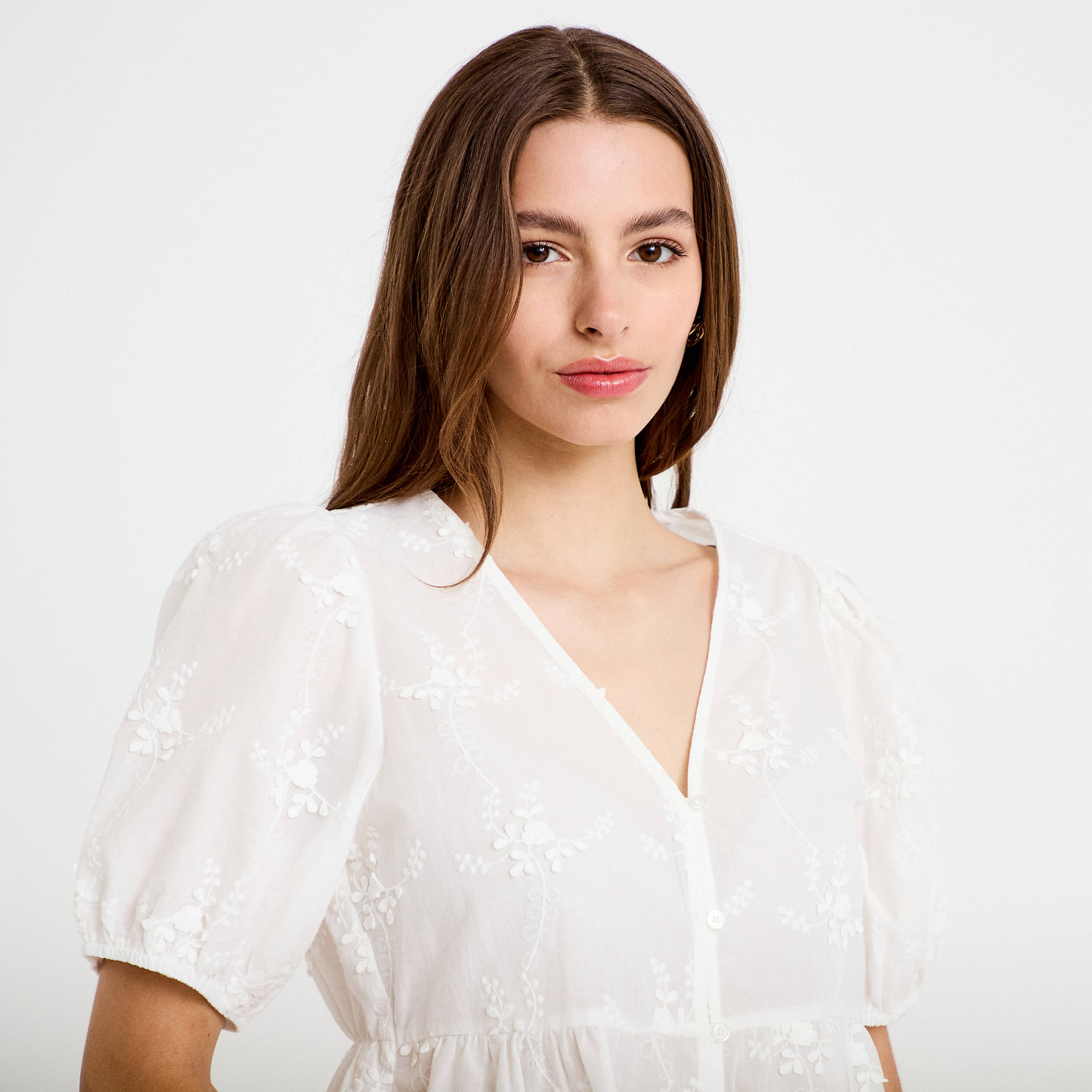 Blouse col v manches courtes brod&eacute;e ecru femme