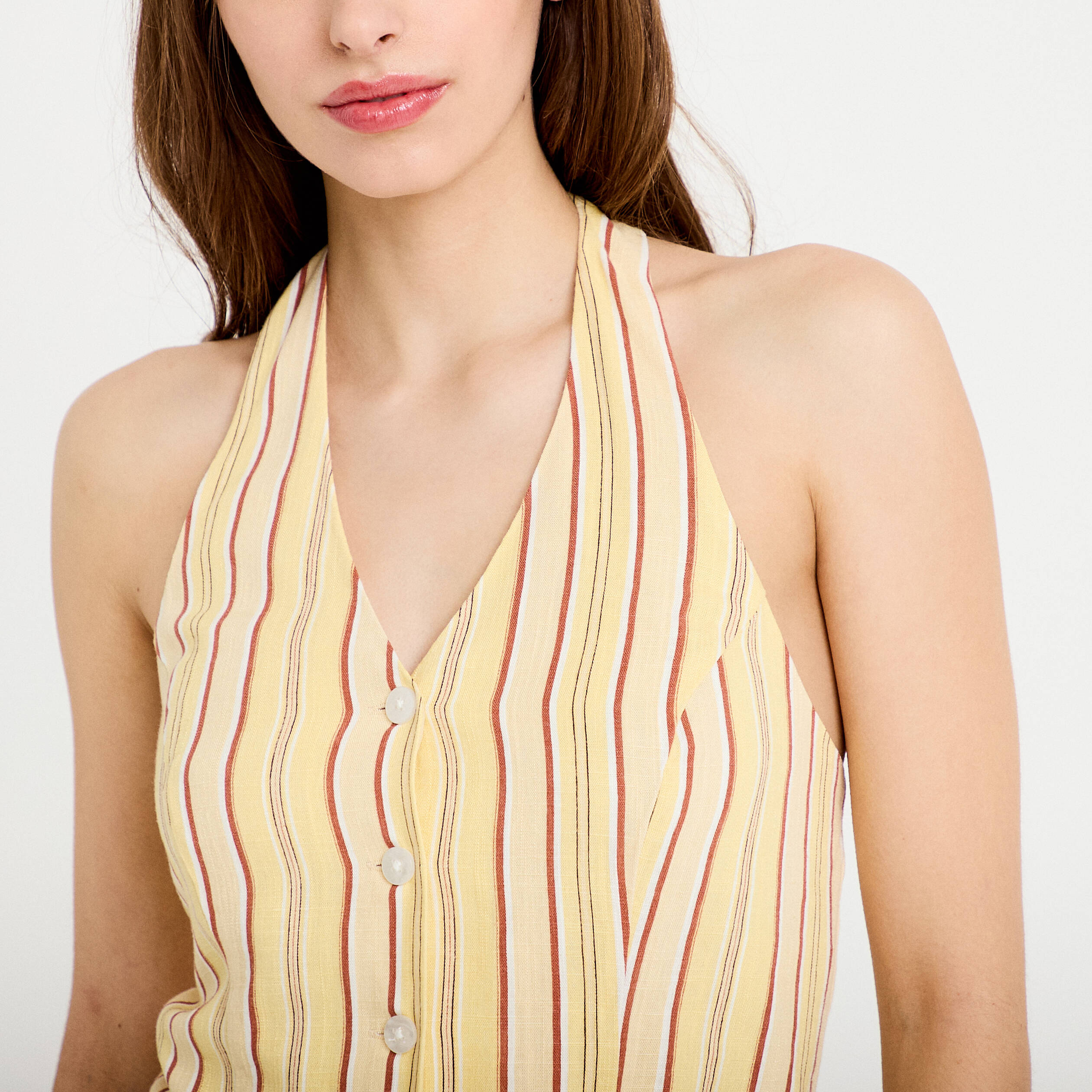 Gilet cintr&eacute; cropped col v sans manches jaune paille femme