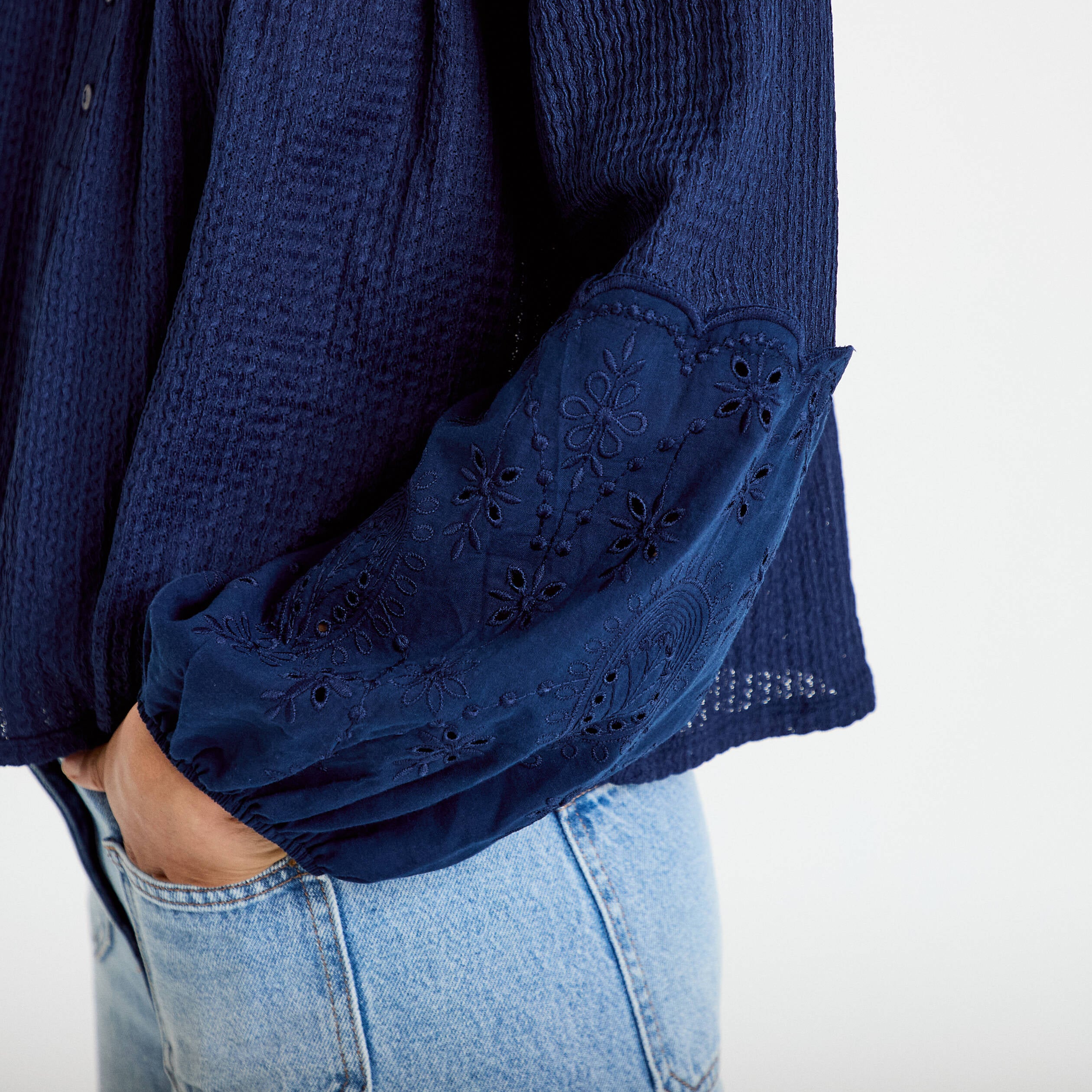 Blouse manches longues broderie bleu fonc&eacute; femme