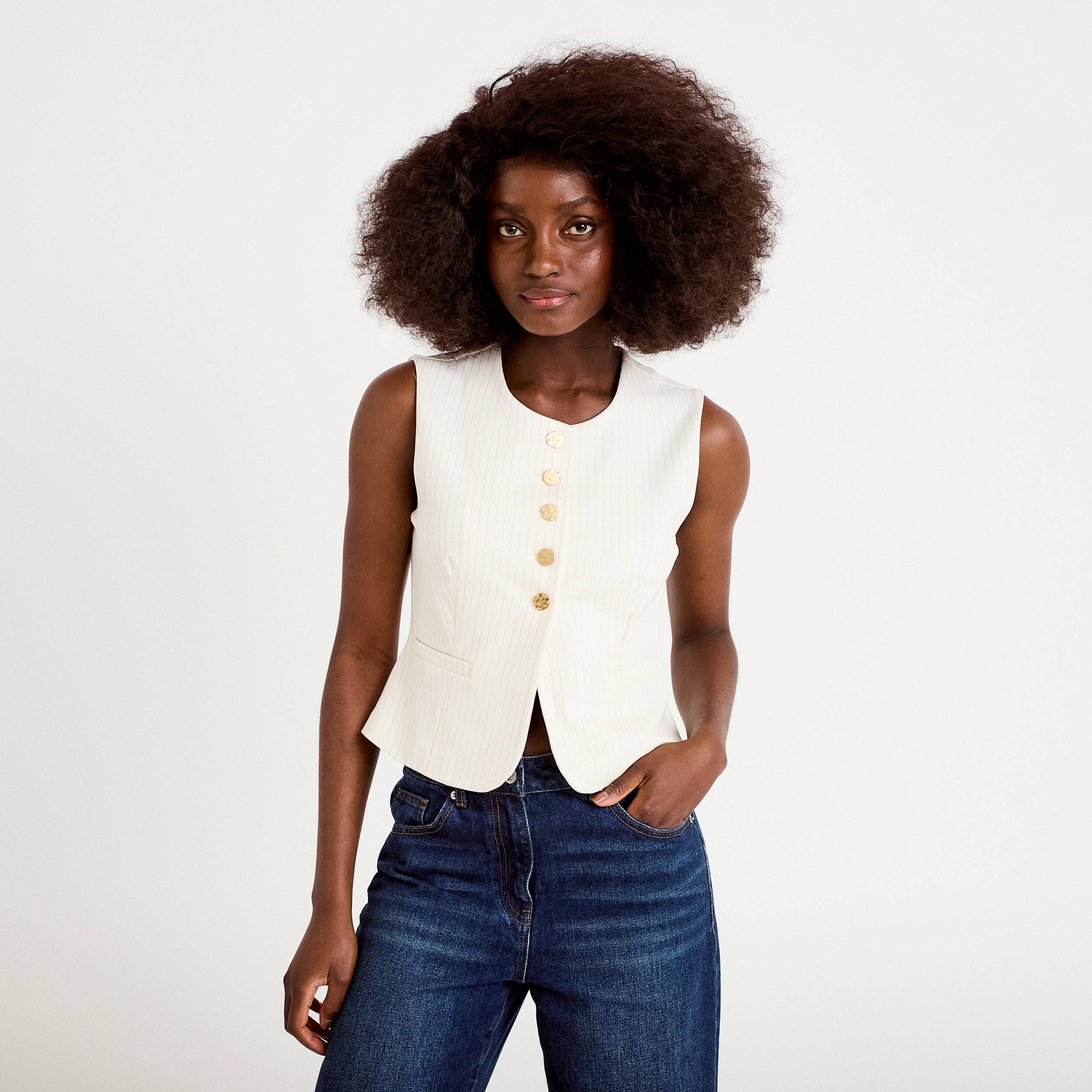 Gilet ajust&eacute; sans manches col rond ecru femme