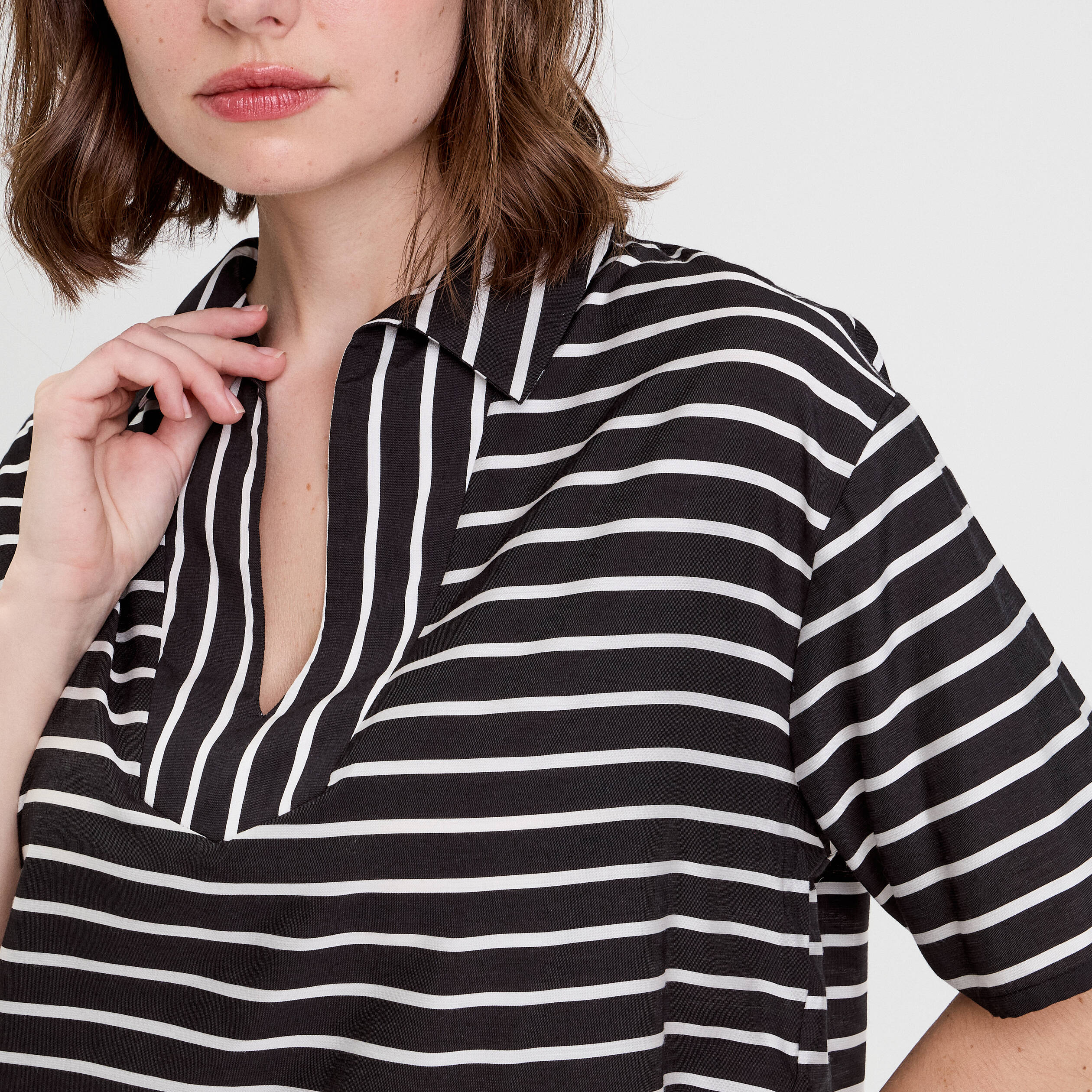Blouse col V manches courtes noir femme