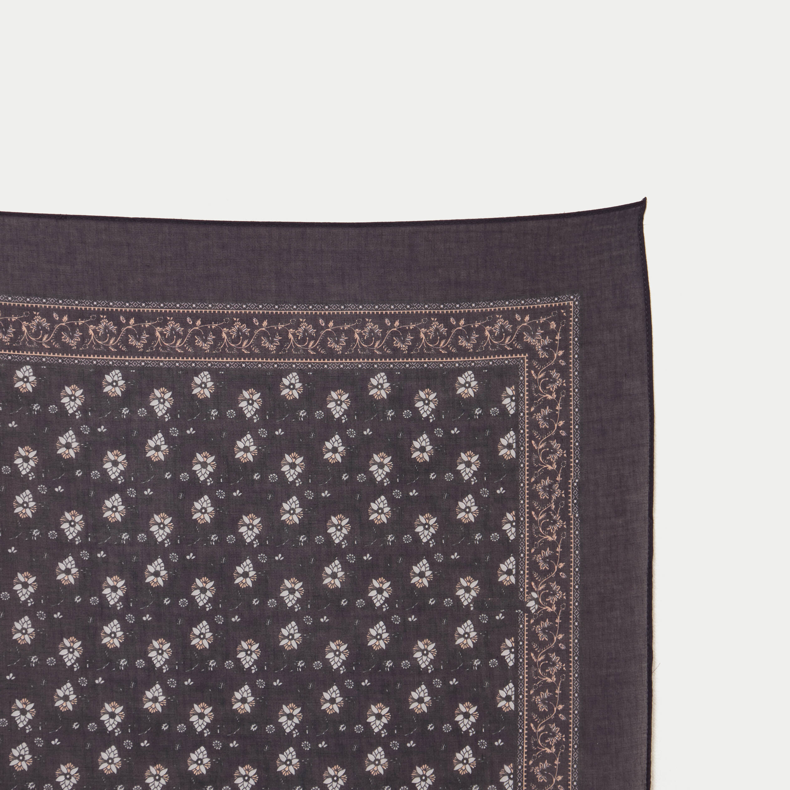 Foulard satin&eacute; soyeux bleu marine femme