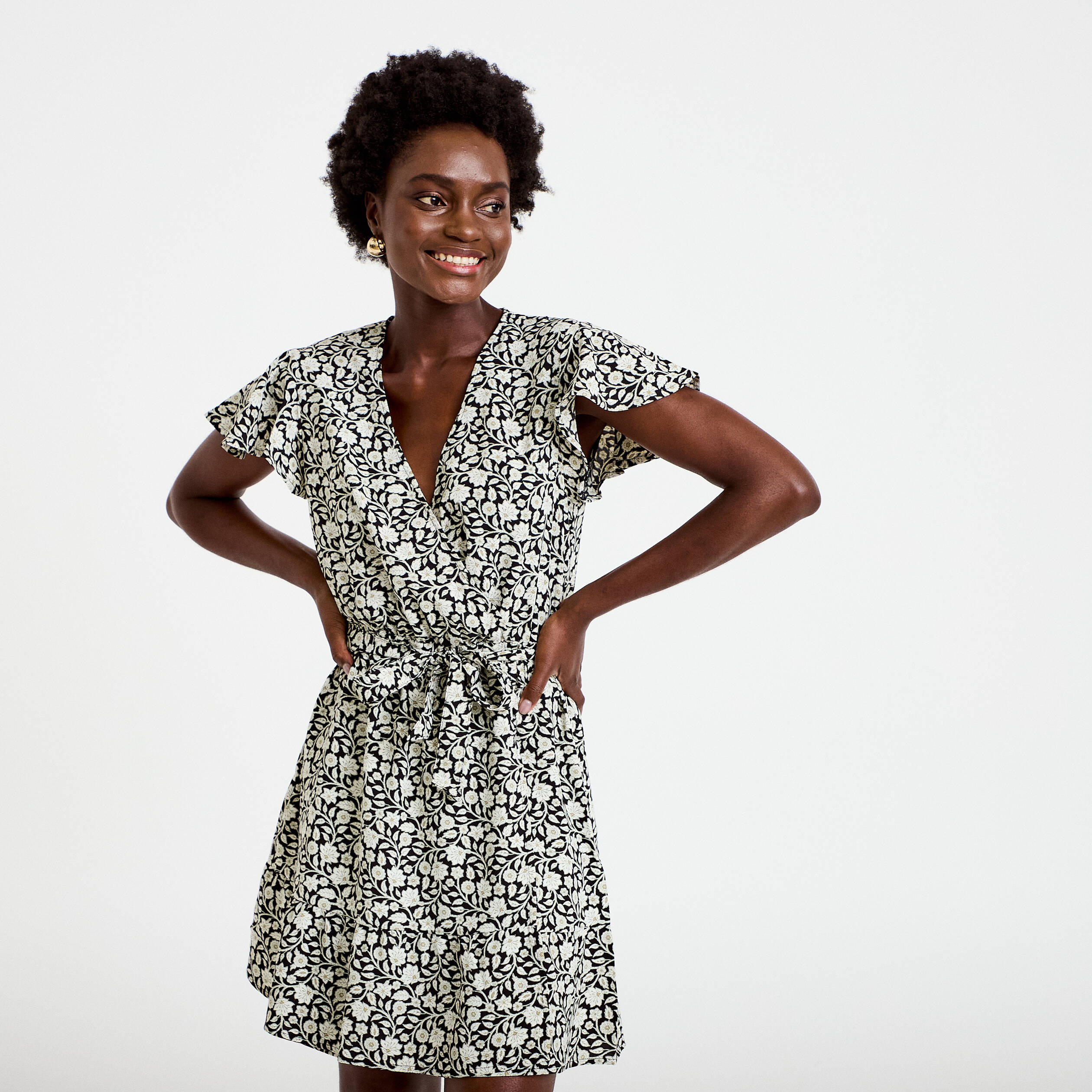 Robe courte &eacute;vas&eacute;e col v manches courtes noir femme