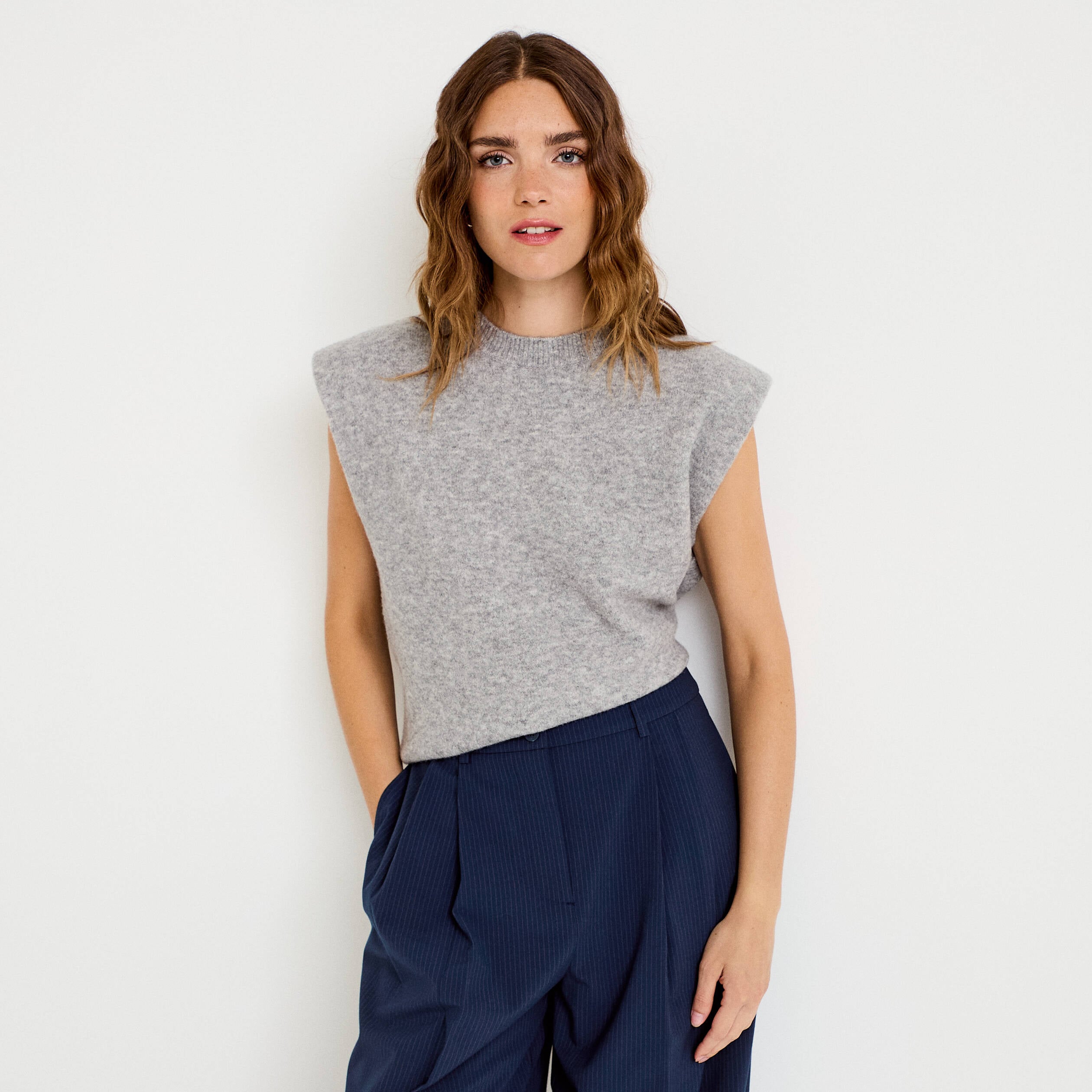 Pull sans manches col rond gris clair femme