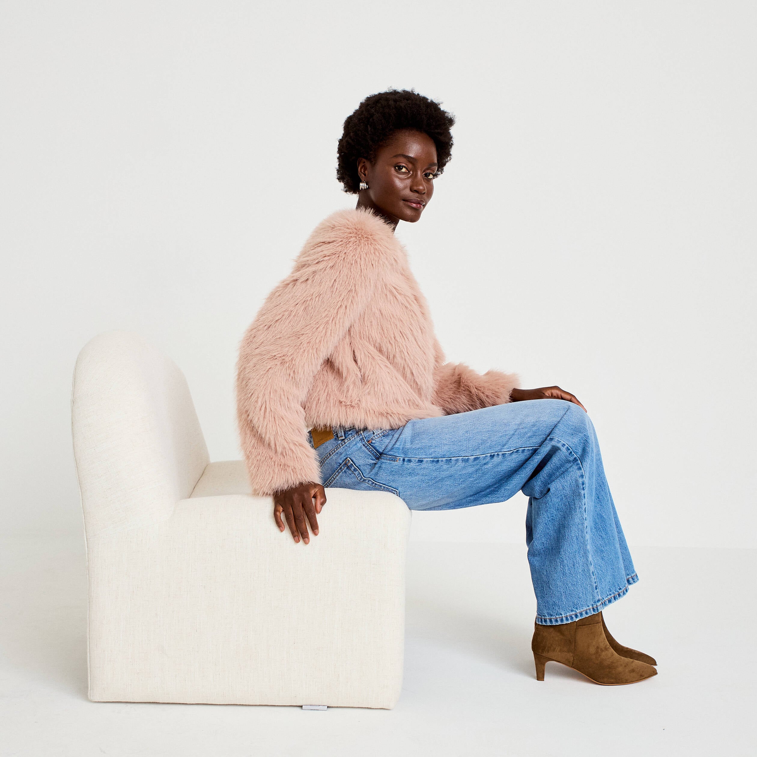 Veste droite fausse fourrure col rond rose poudr&eacute;e femme