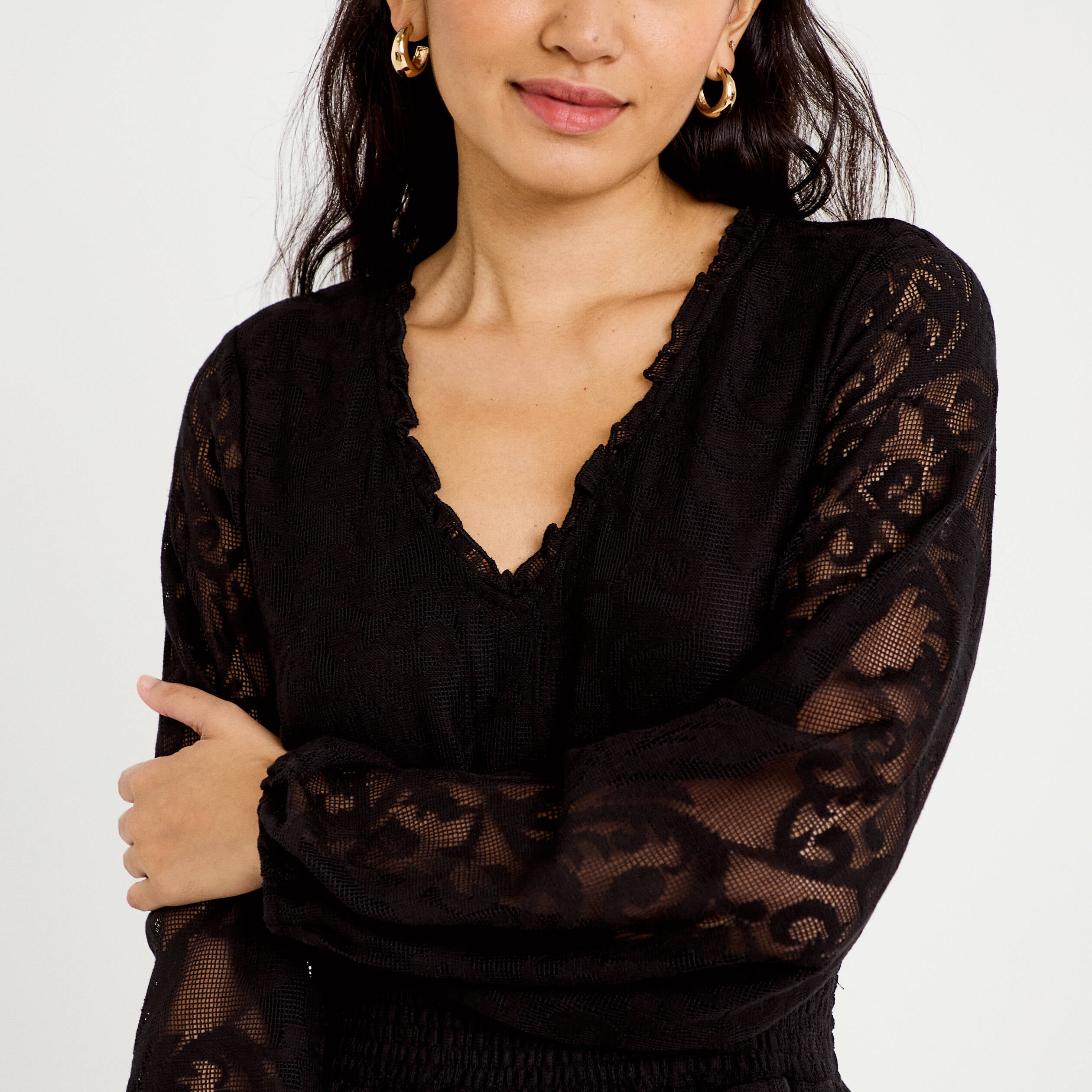 Robe courte &eacute;vas&eacute;e en dentelle col v noir femme