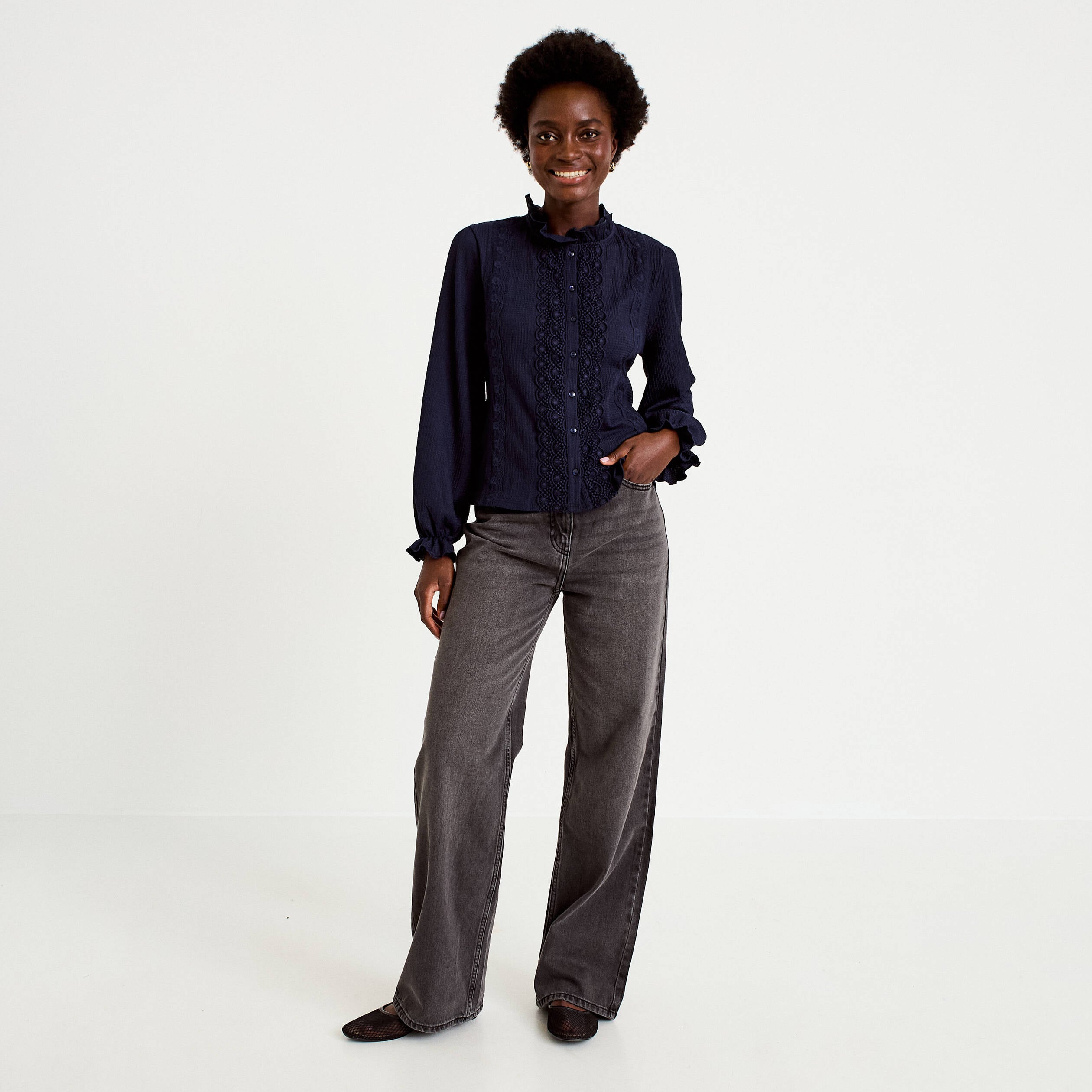 Blouse droite col montant dentelle bleu marine femme