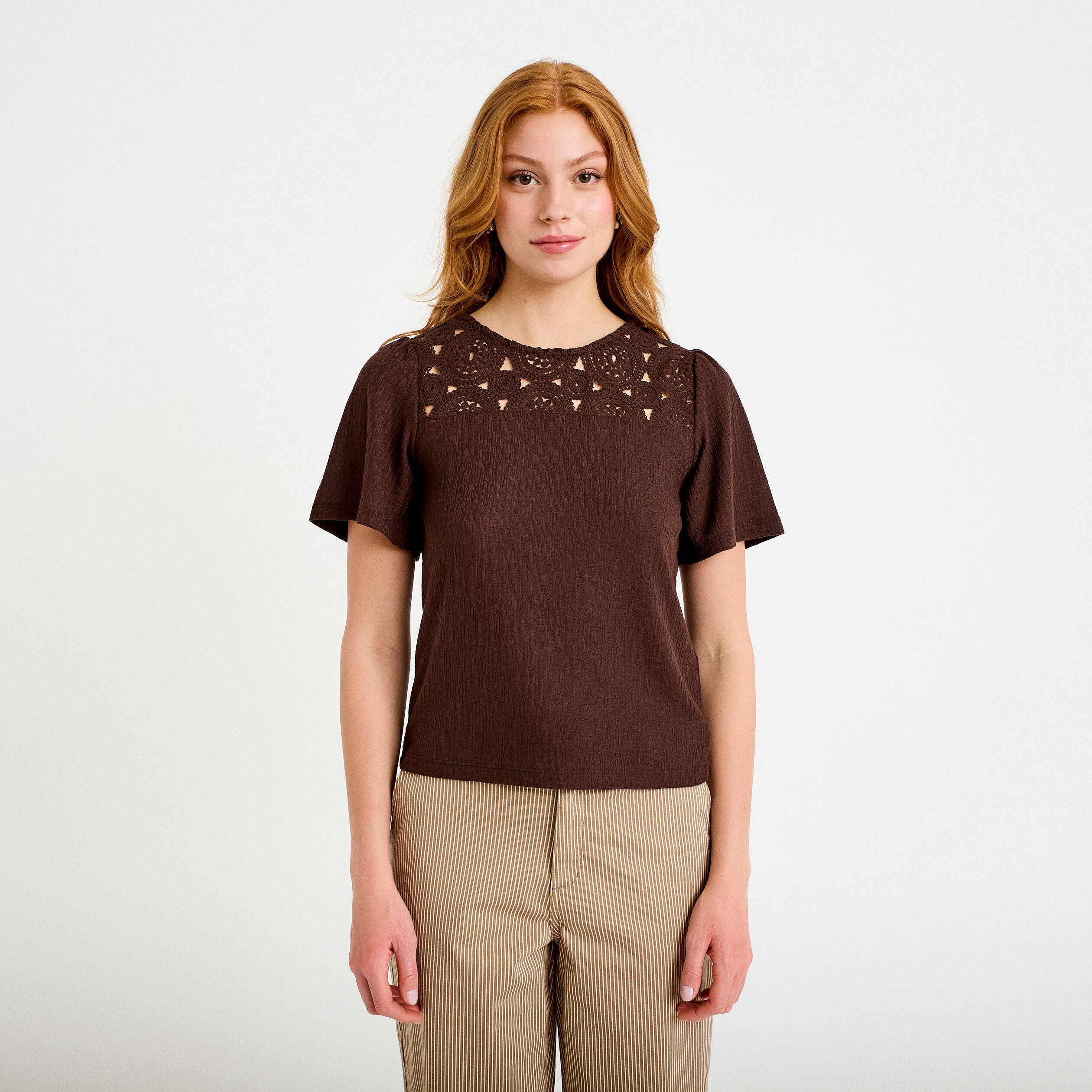T-shirt manches courtes aspect dentelle marron fonc&eacute; femme