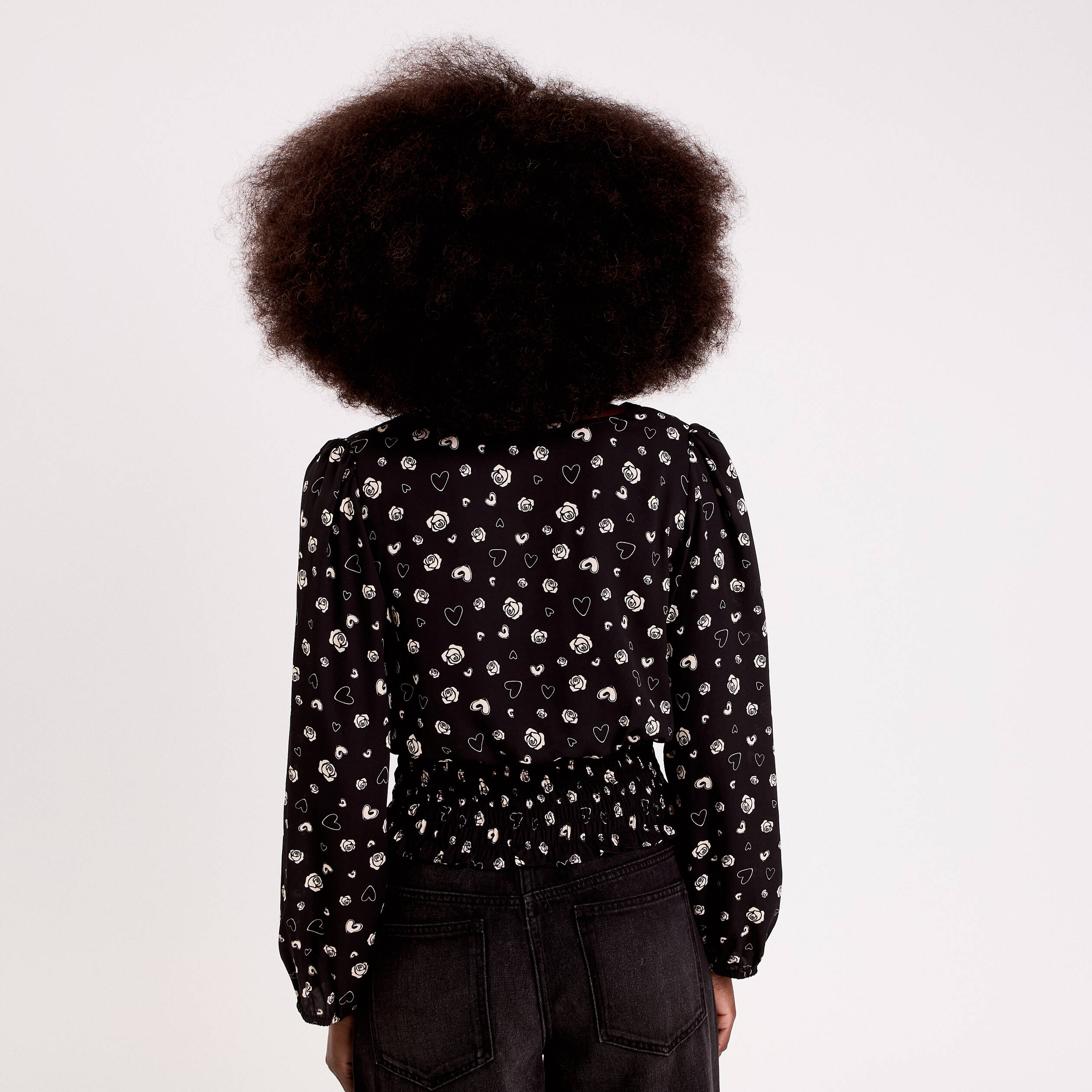 Blouse courte taille smock&eacute;e noir femme
