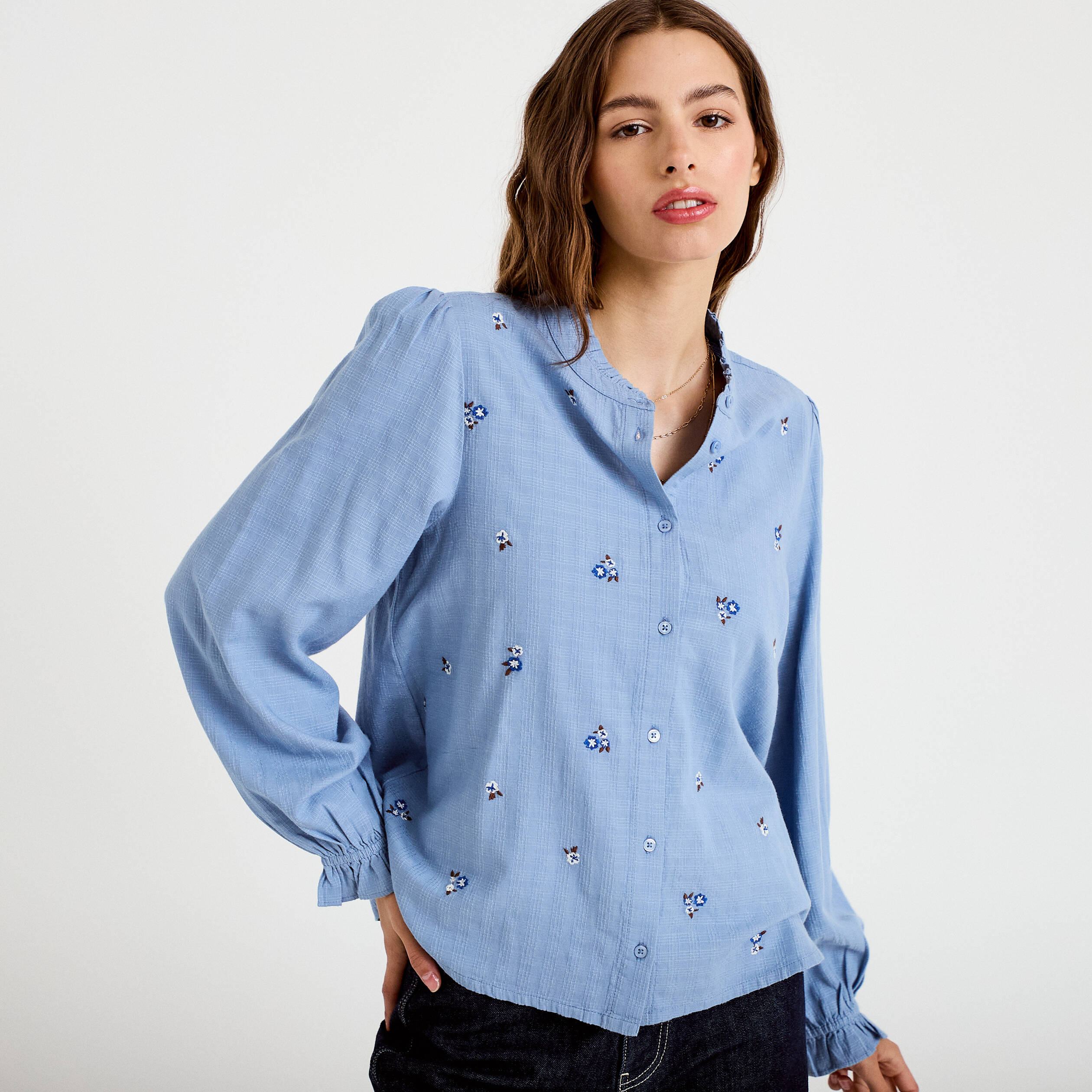 Blouse droite courte col v broderie bleu femme