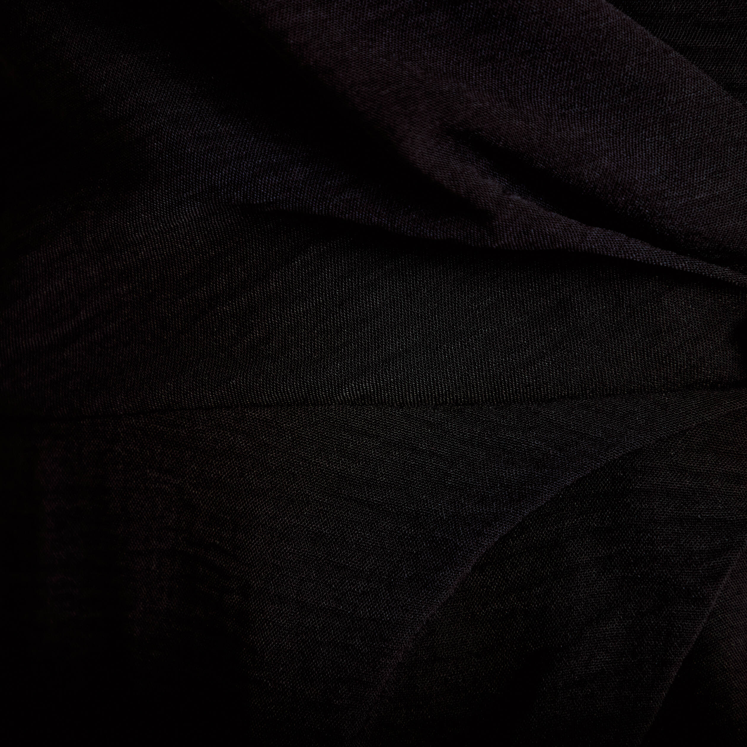 Robe courte &eacute;vas&eacute;e col v manches courtes noir femme