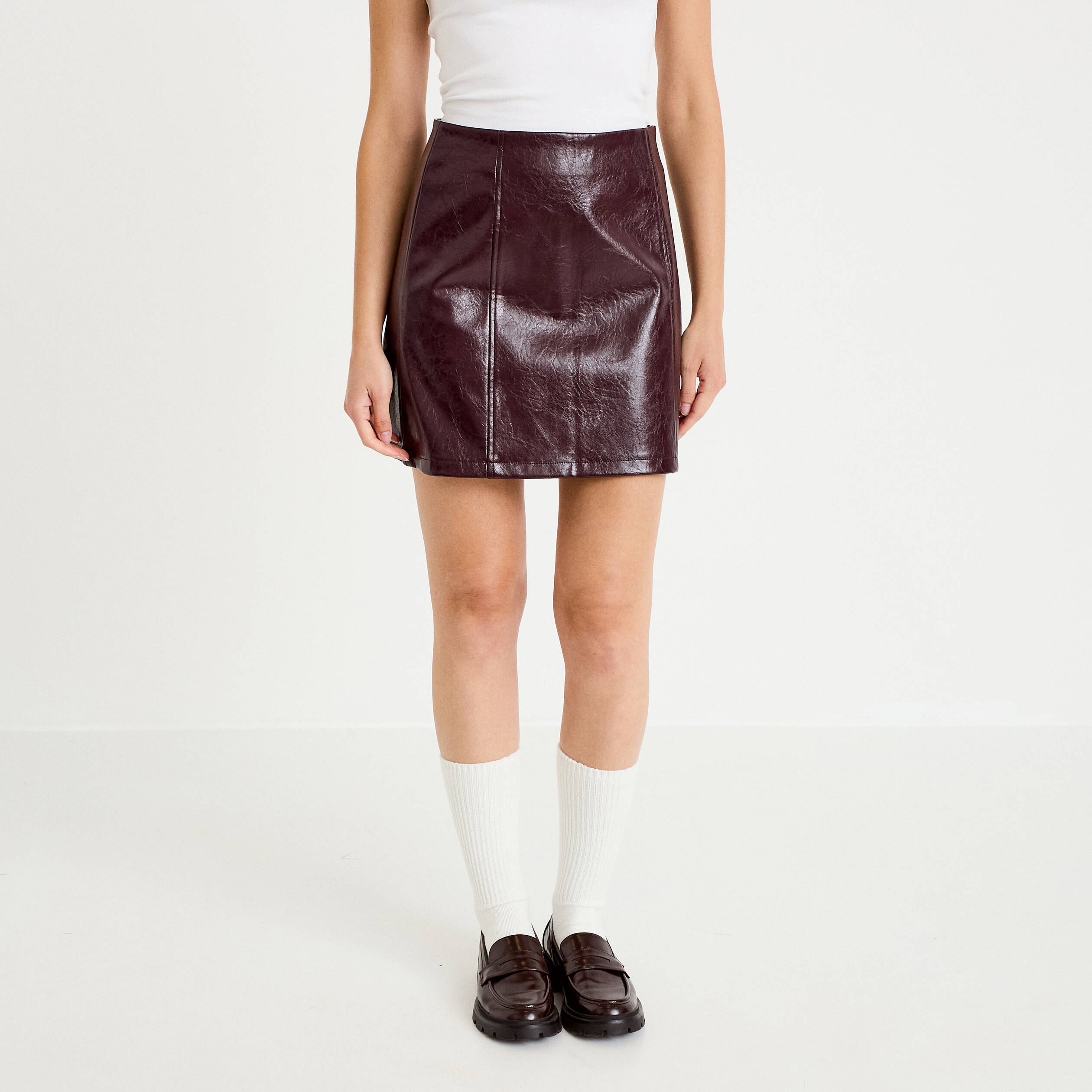 Jupe droite courte en similicuir violet fonc&eacute; femme