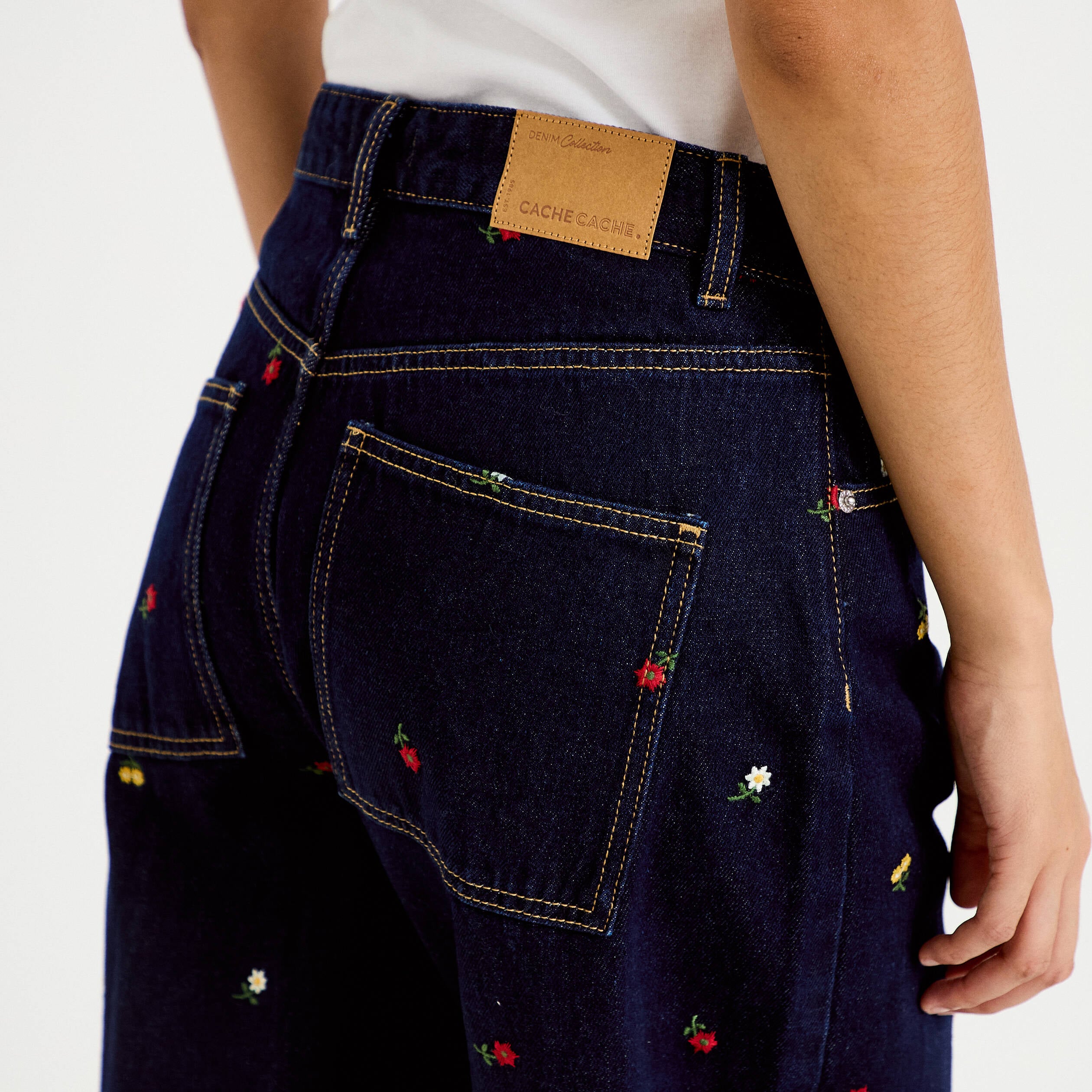 Jean avec broderie bleu marine femme