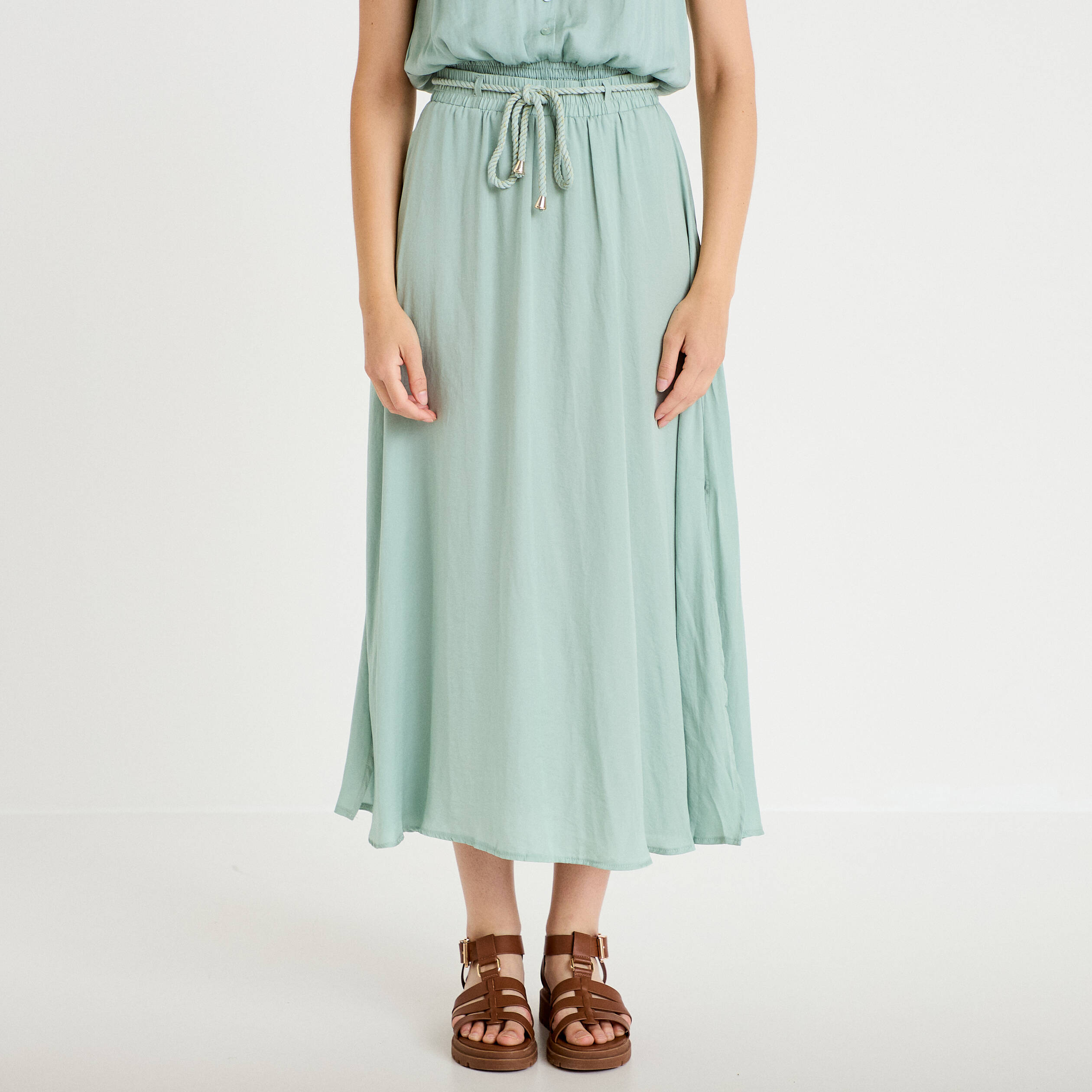 Jupe longue &eacute;vas&eacute;e satin vert pastel femme