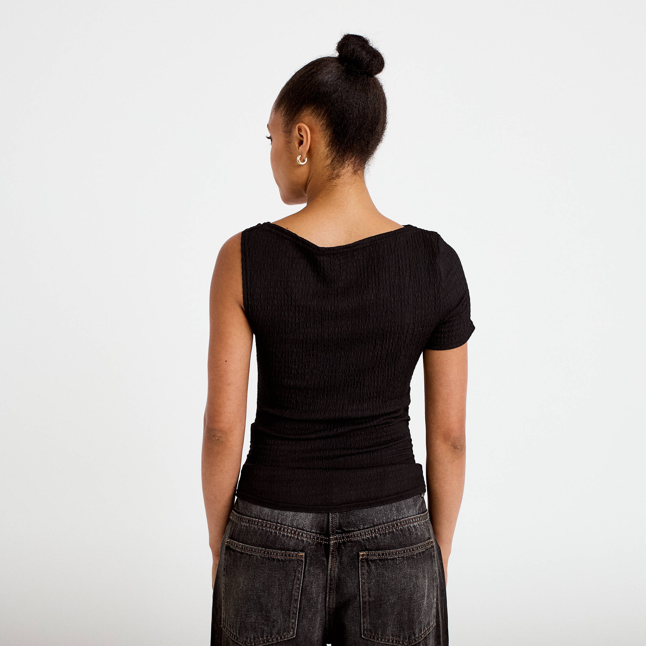 Top one shoulder pliss&eacute; manches courtes noir femme
