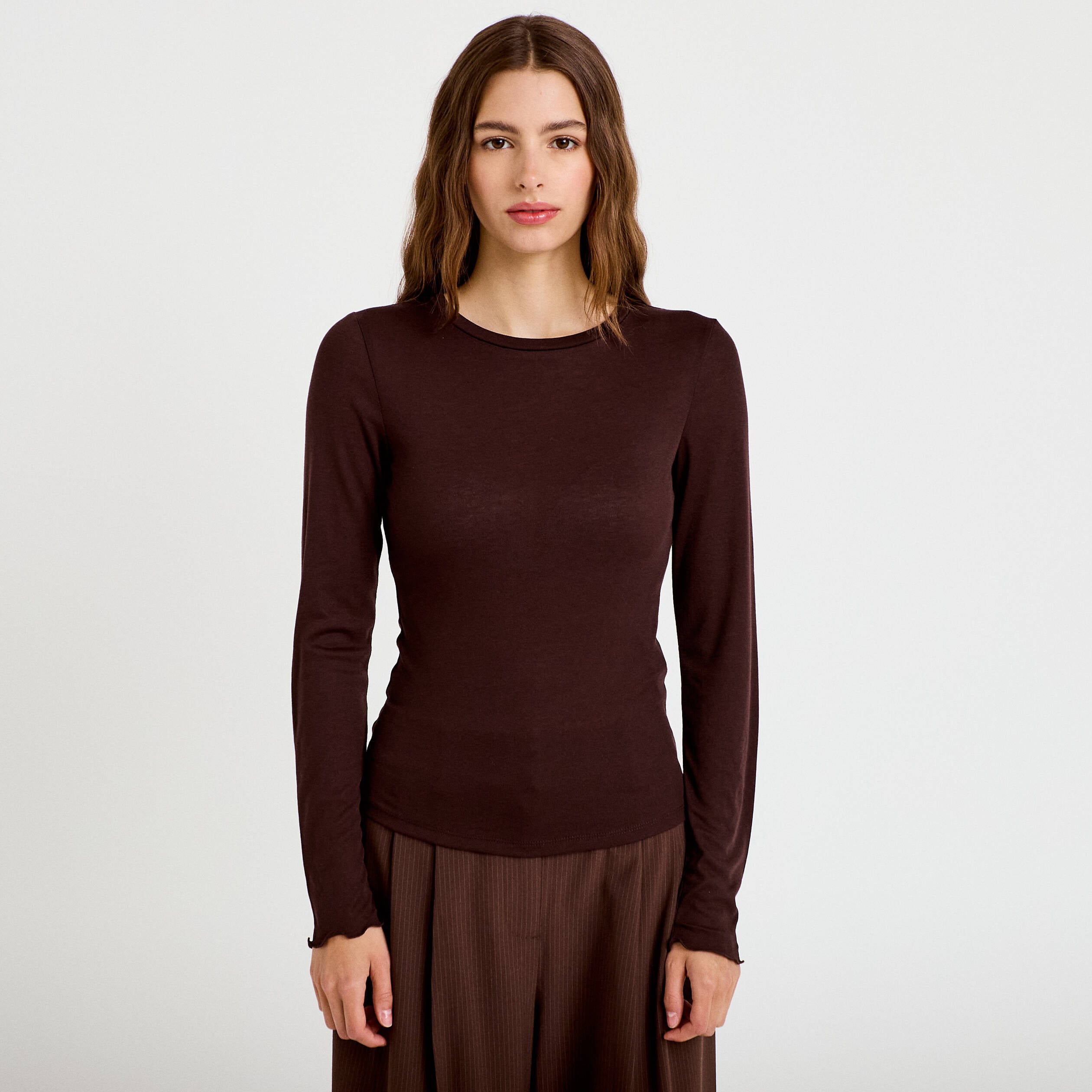 T-shirt ajust&eacute; col rond manches longues marron fonc&eacute; femme