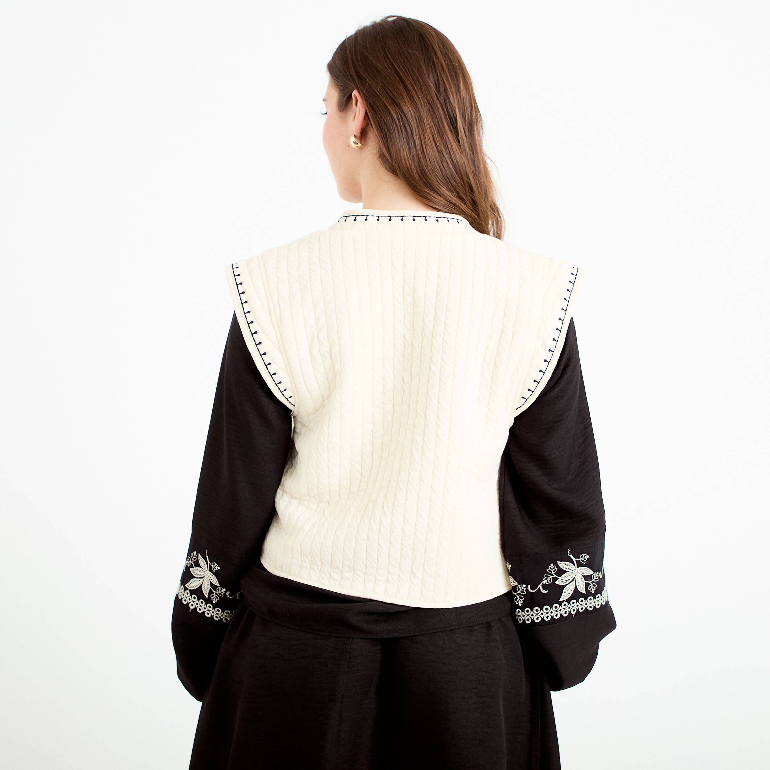 Veste sans manches brod&eacute;e ecru femme