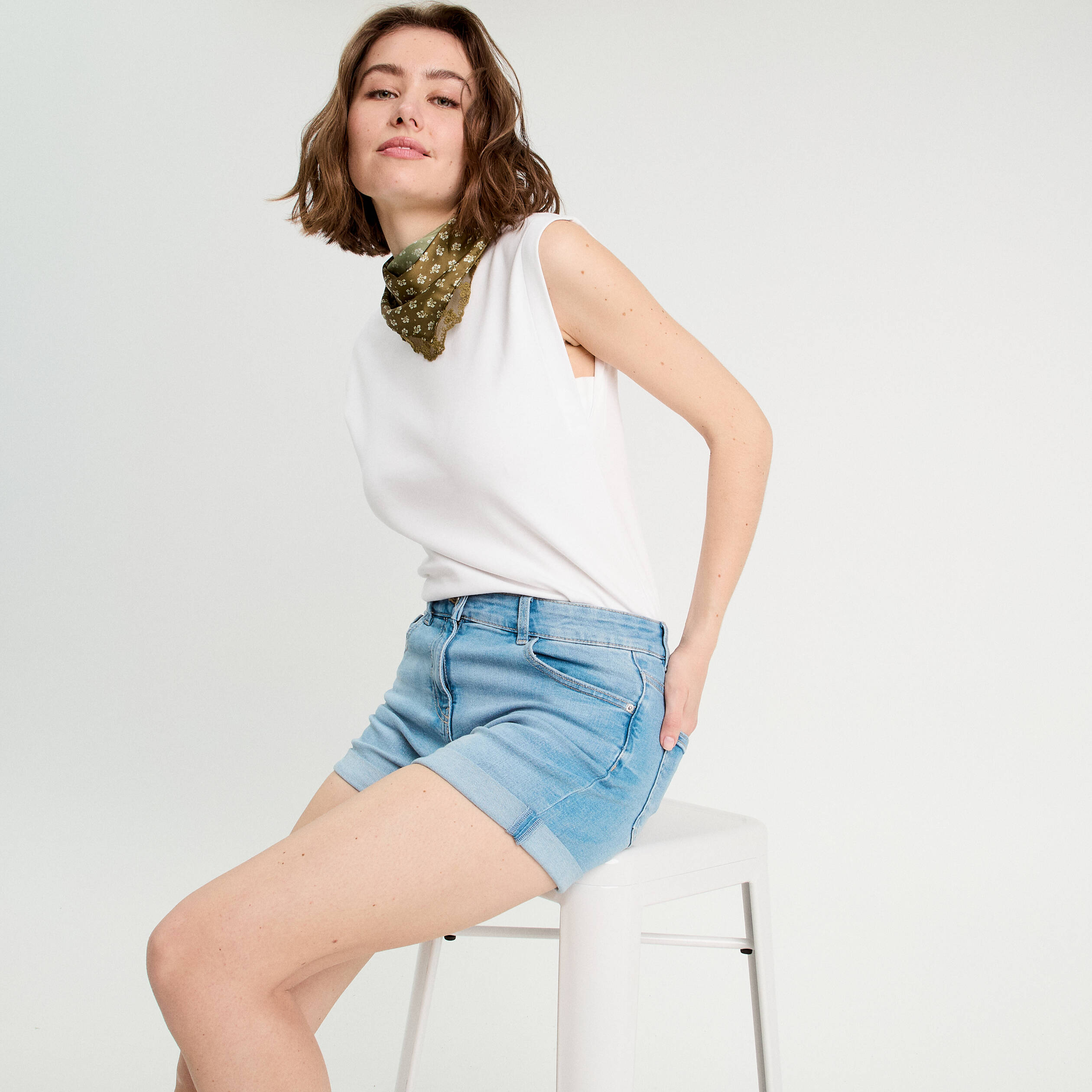Short slim en jean denim bleach femme