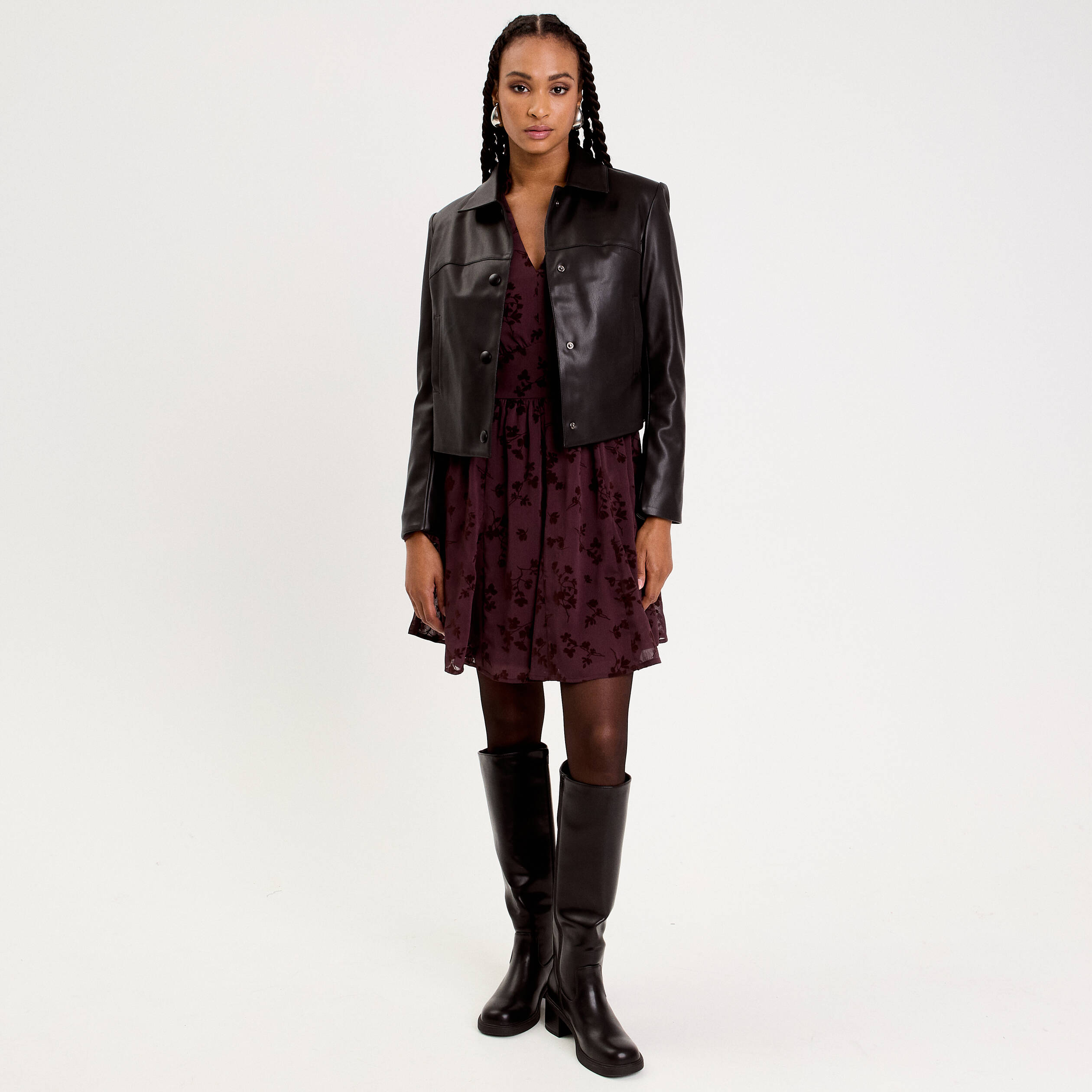 Robe courte &eacute;vas&eacute;e col v manches longues marron cognac femme