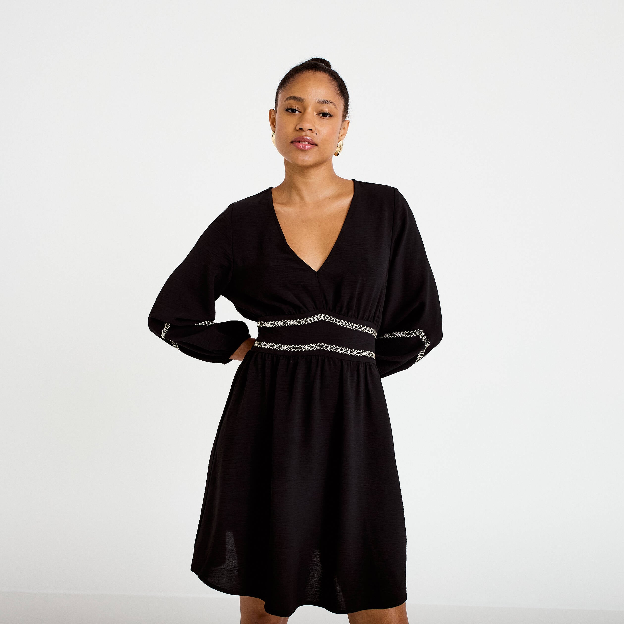 Robe courte &eacute;vas&eacute;e col v manches 3/4 noir femme