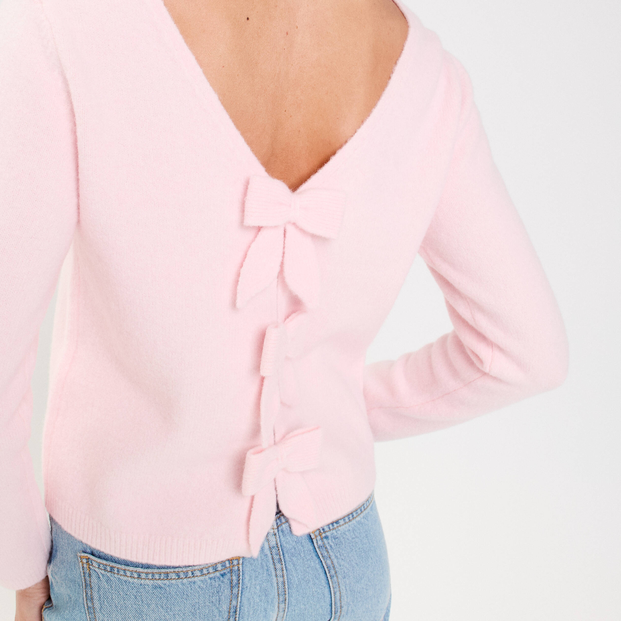 Pull d&eacute;collet&eacute; dos avec noeuds rose clair femme