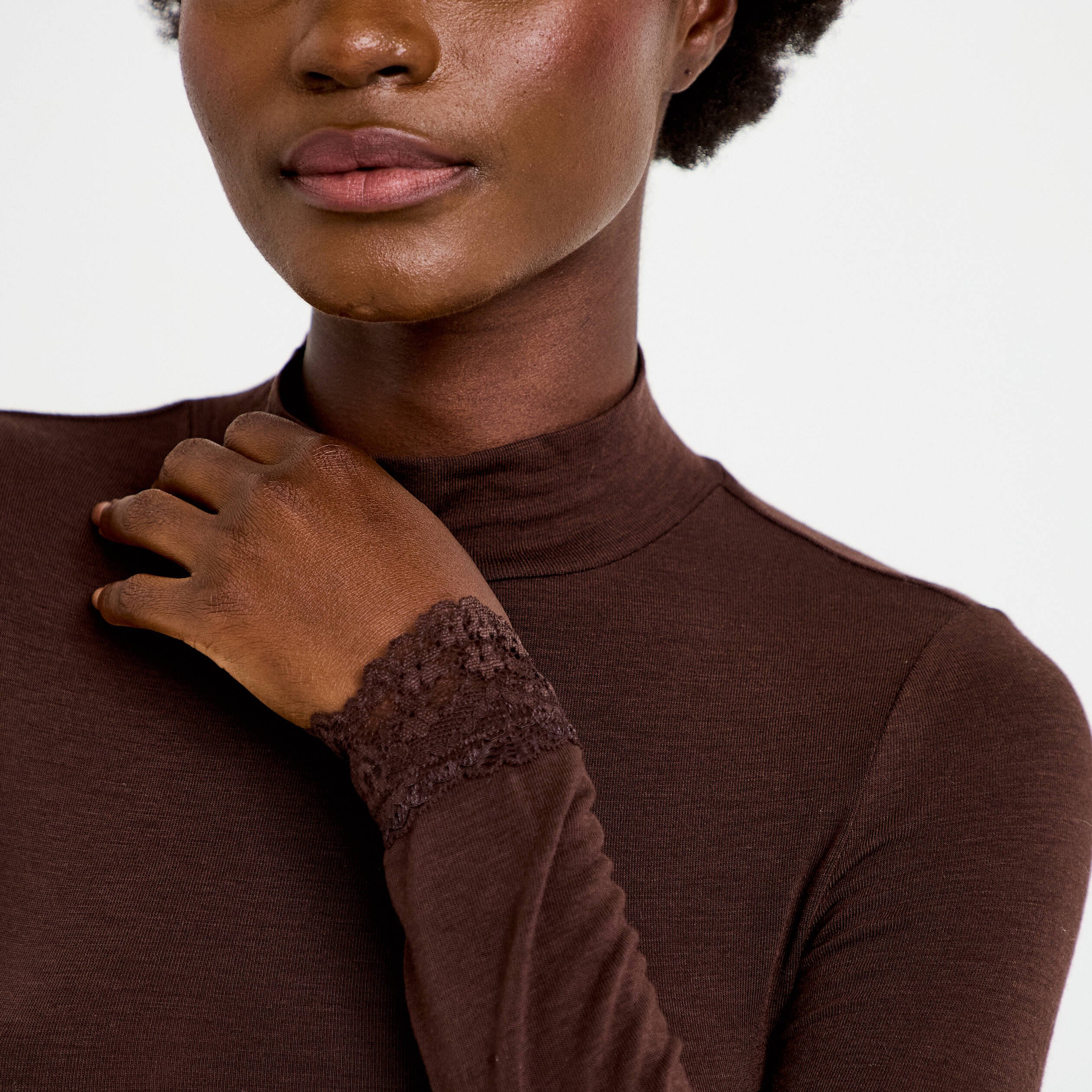 T-shirt ajust&eacute; col roul&eacute; dentelle marron fonc&eacute; femme
