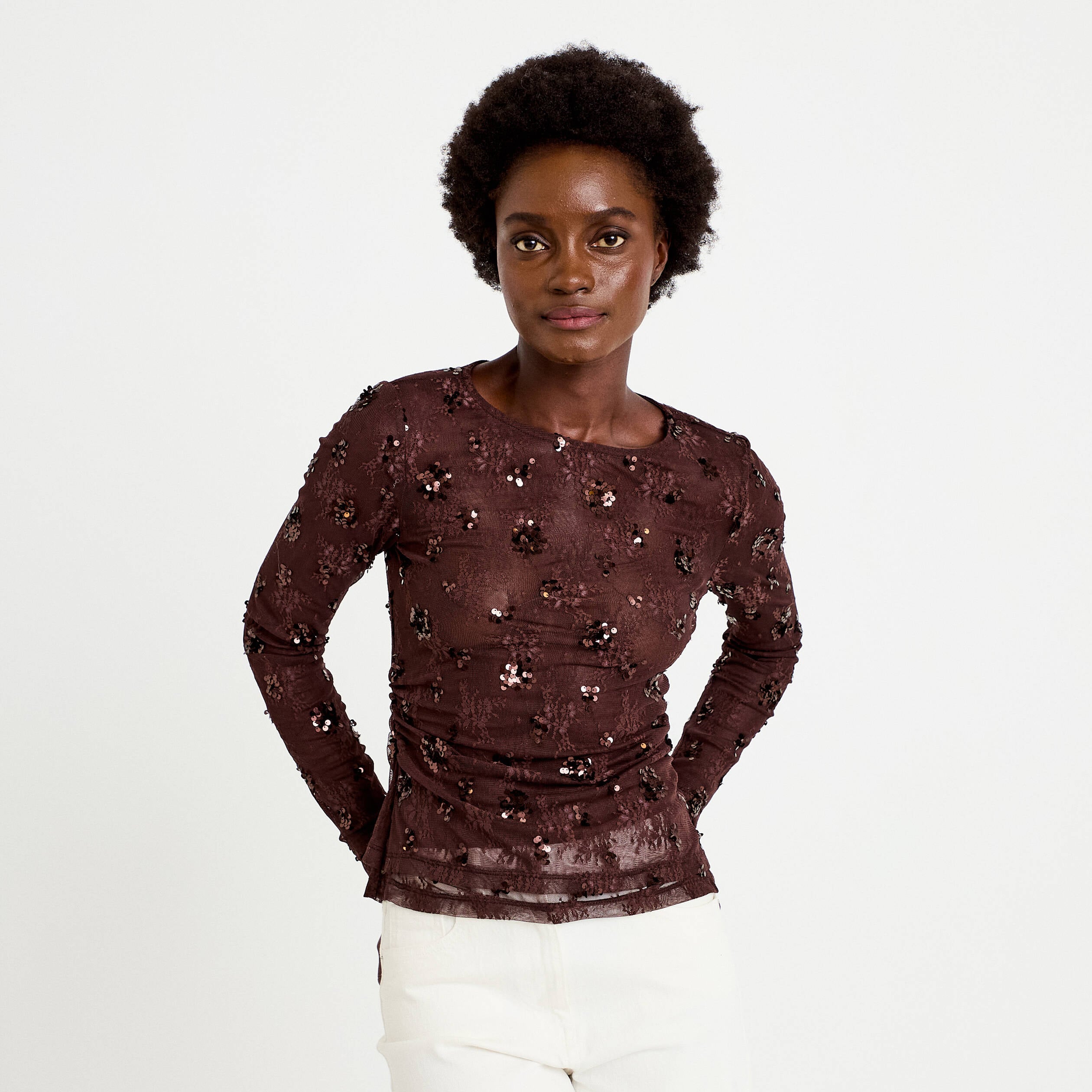 T-shirt ajust&eacute; col rond brod&eacute; perles marron fonc&eacute; femme
