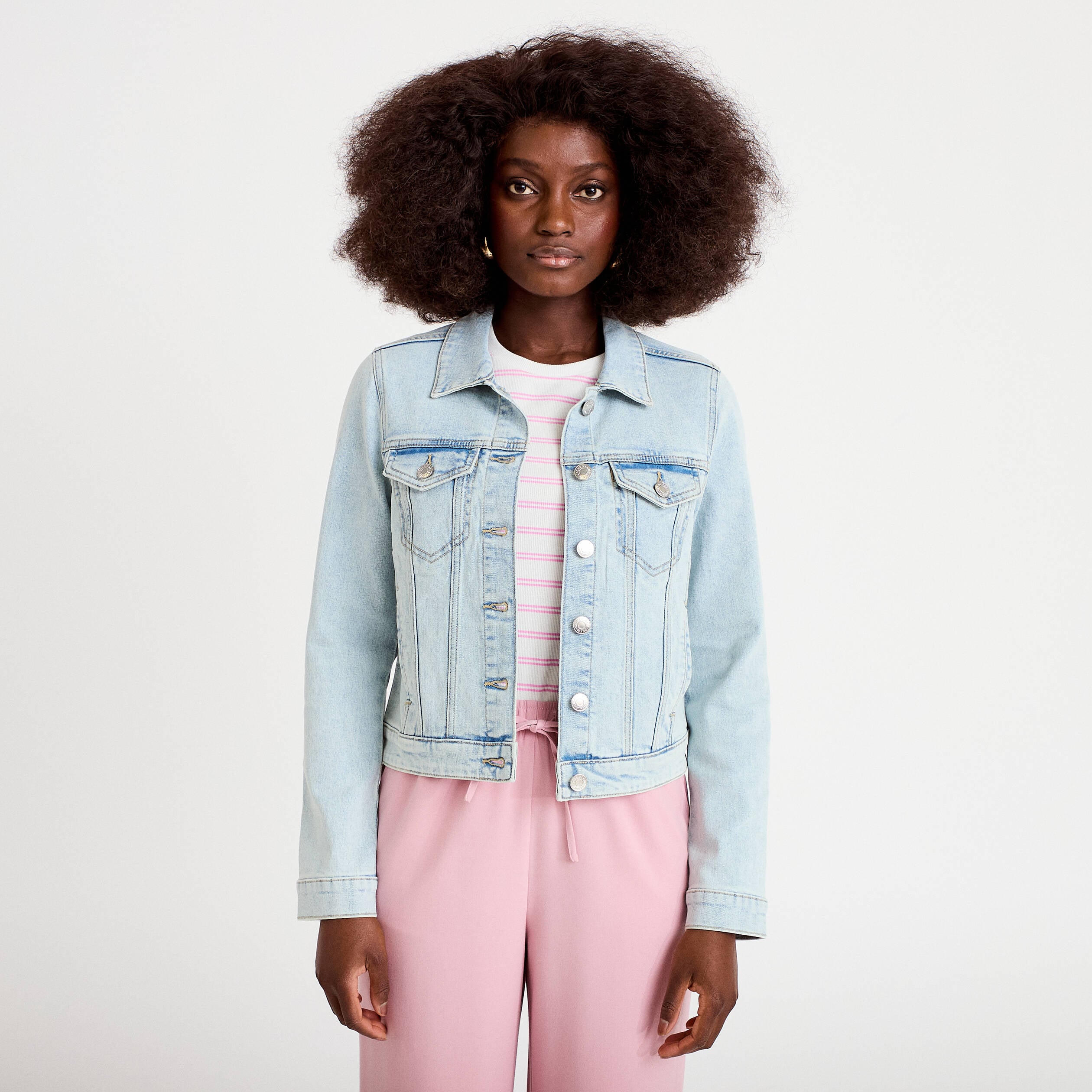 Veste cintr&eacute;e en jean col classique denim bleach femme