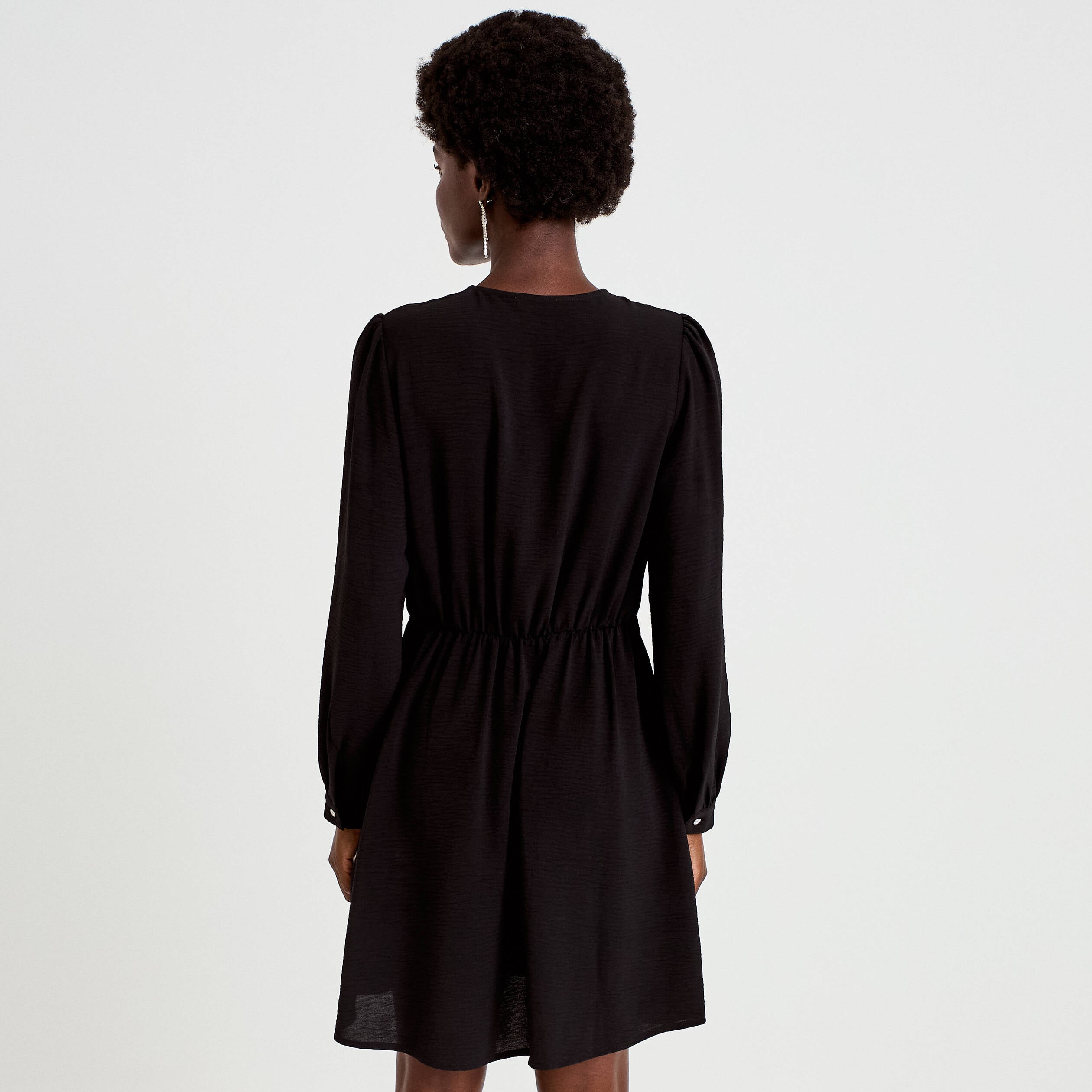 Robe courte &eacute;vas&eacute;e col v manches longues noir femme