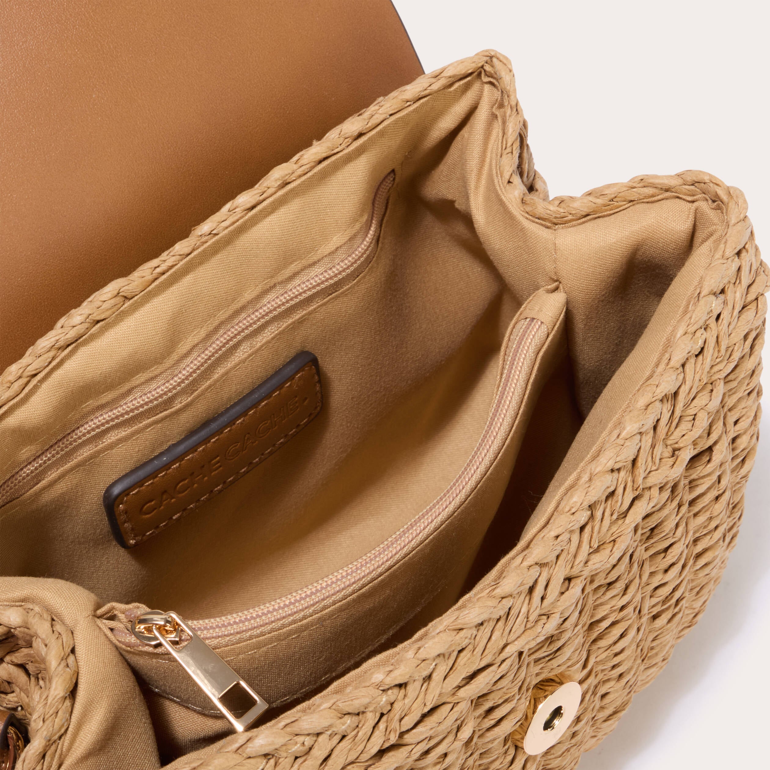 Sac chin&eacute; d&eacute;tails clout&eacute;s camel femme