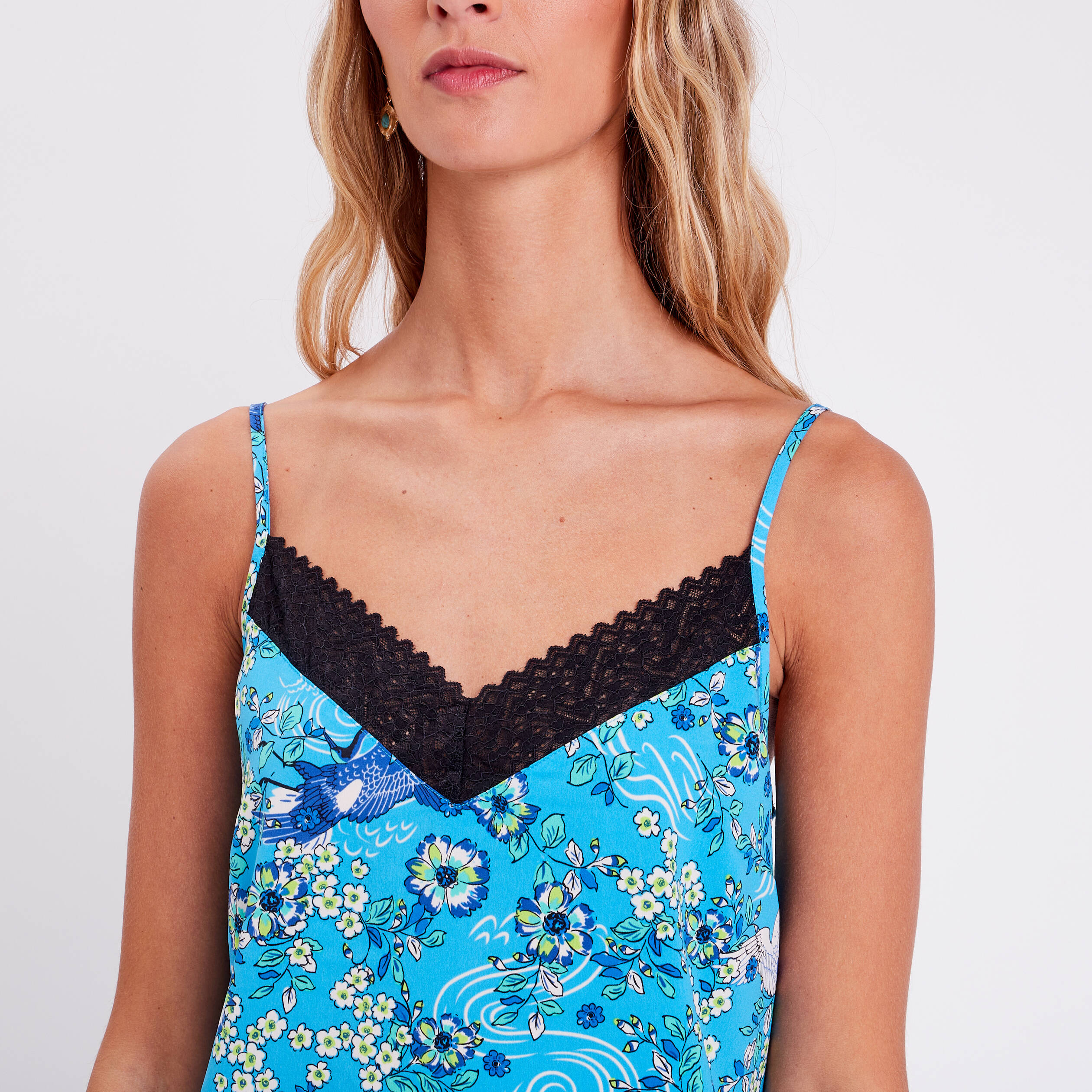D&eacute;bardeur avec dentelle bleu clair femme