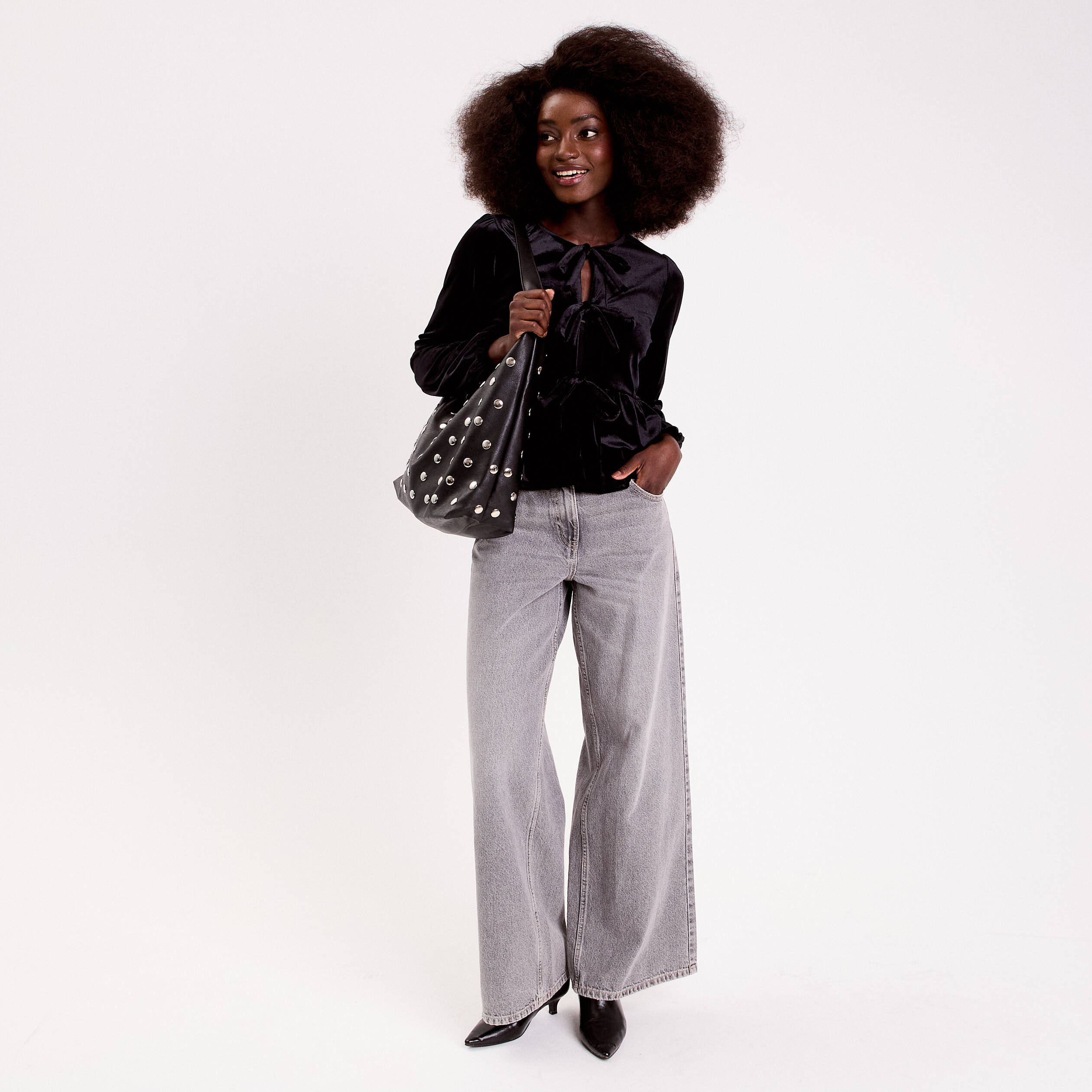 Blouse nou&eacute;e en velours noir femme