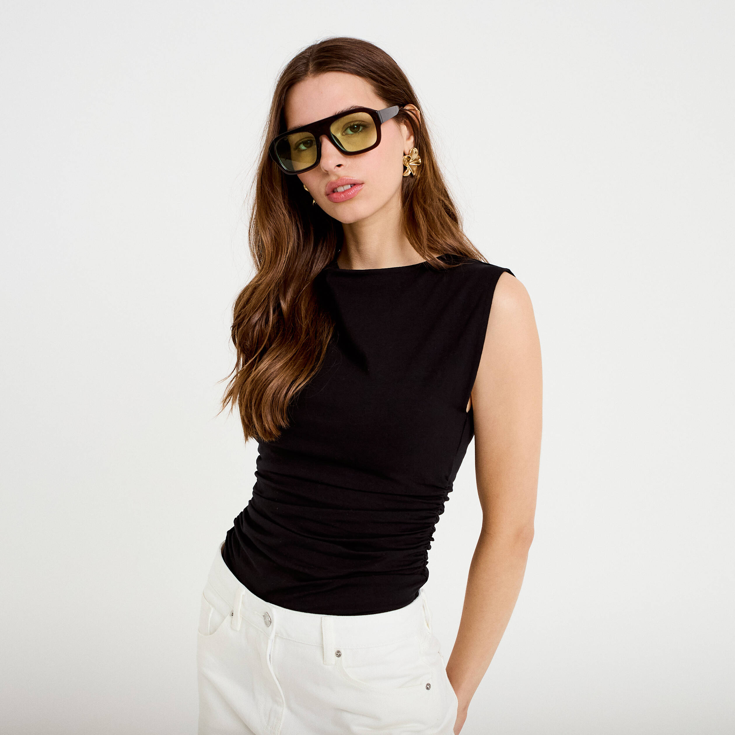 T-shirt ajust&eacute; col bateau sans manches noir femme