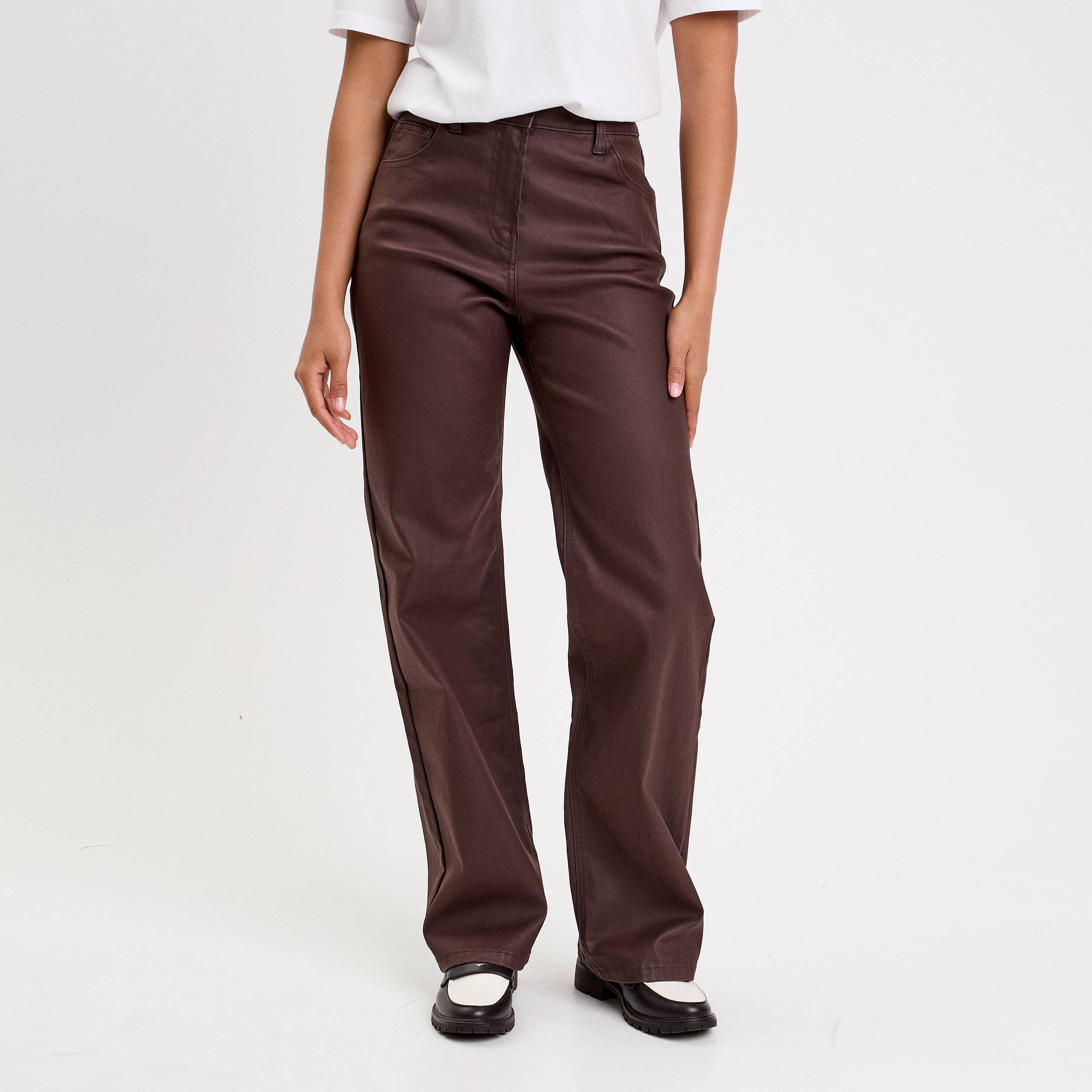 Pantalon droit enduit marron fonc&eacute; femme