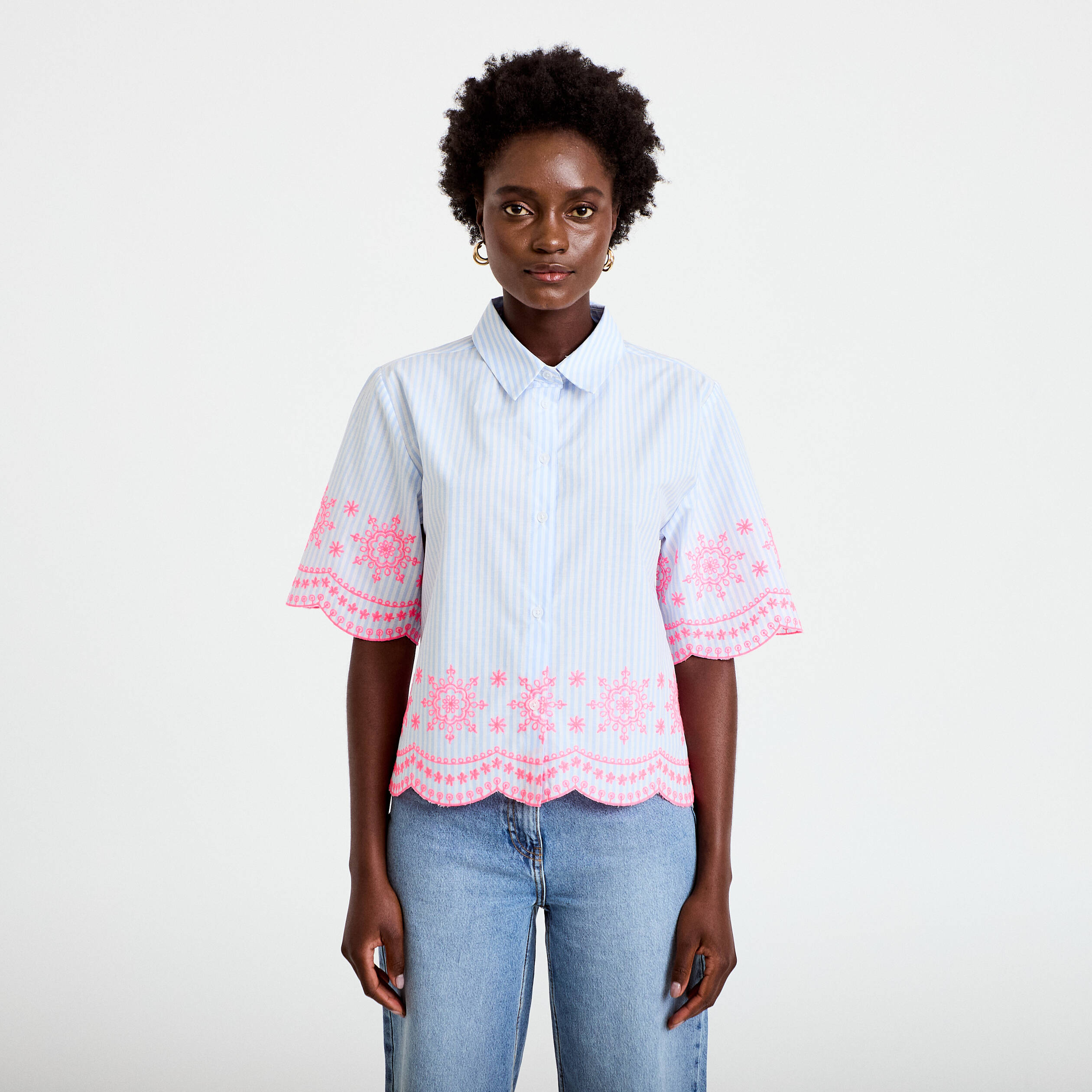 Chemise brod&eacute;e manches courtes bleu ciel femme