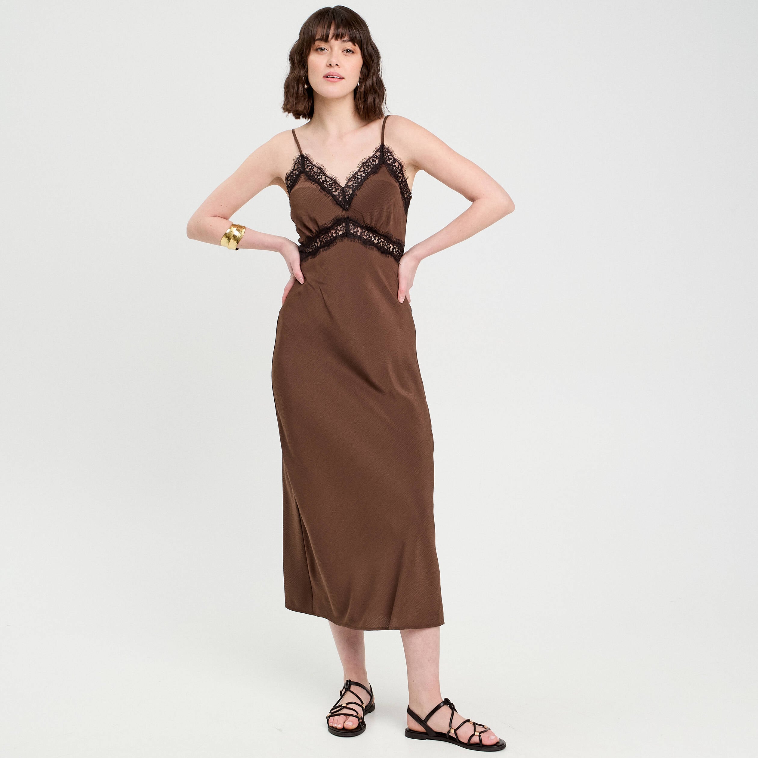 Robe longue ajust&eacute;e dentelle marron fonc&eacute; femme
