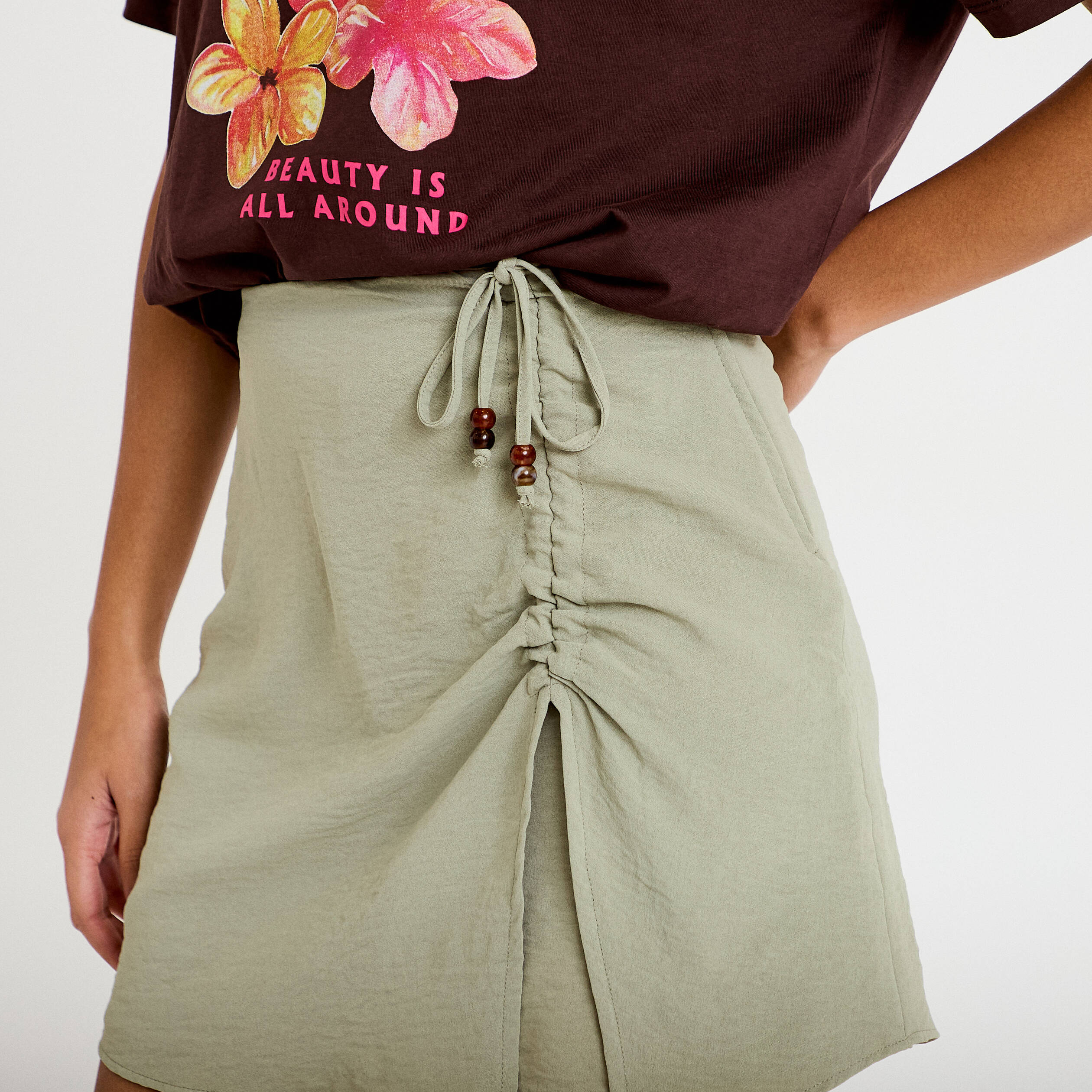 Jupe-short pliss&eacute;e &eacute;vas&eacute;e courte vert kaki femme